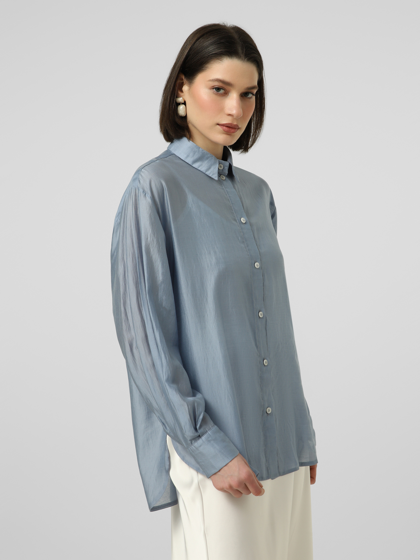 Картинка Блакитна легка сорочка oversize з шовковистим ефектом