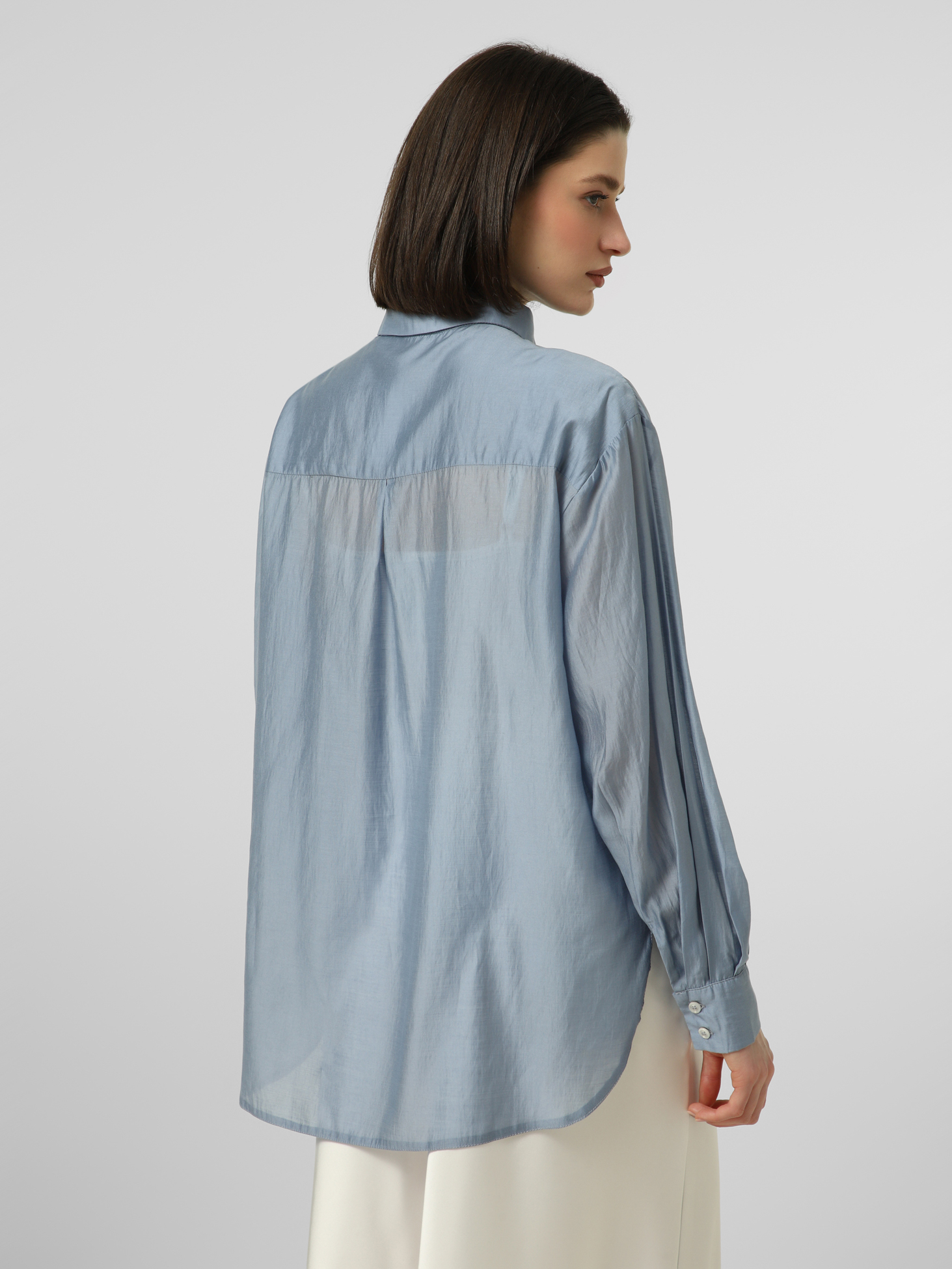 Картинка Блакитна легка сорочка oversize з шовковистим ефектом