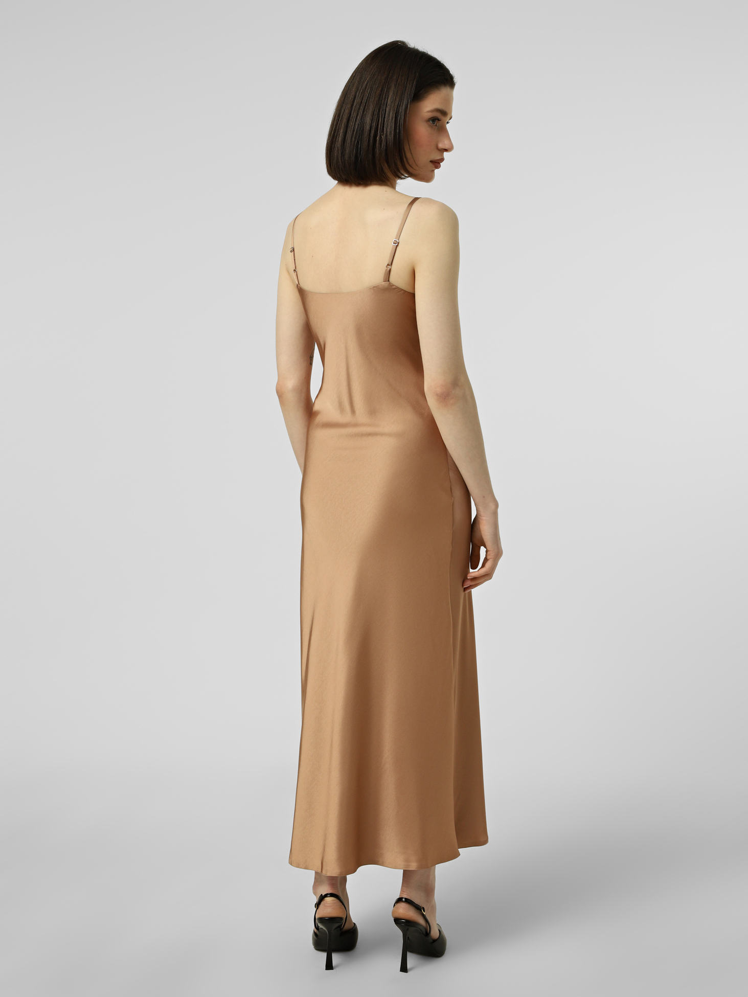 Картинка Атласна сукня‑комбінація у теплому карамельному відтінку