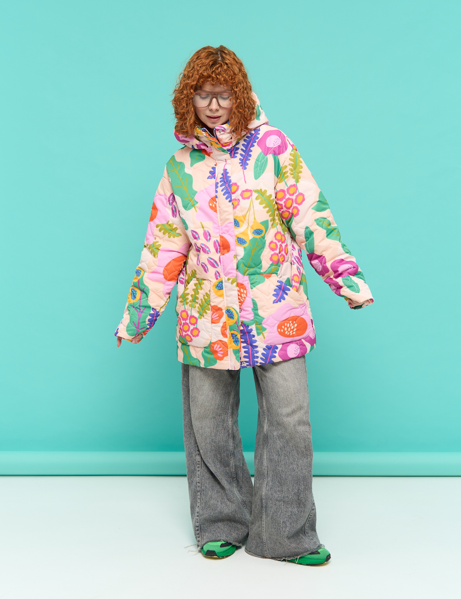 Картинка Стьобана куртка з яскравим квітковим принтом