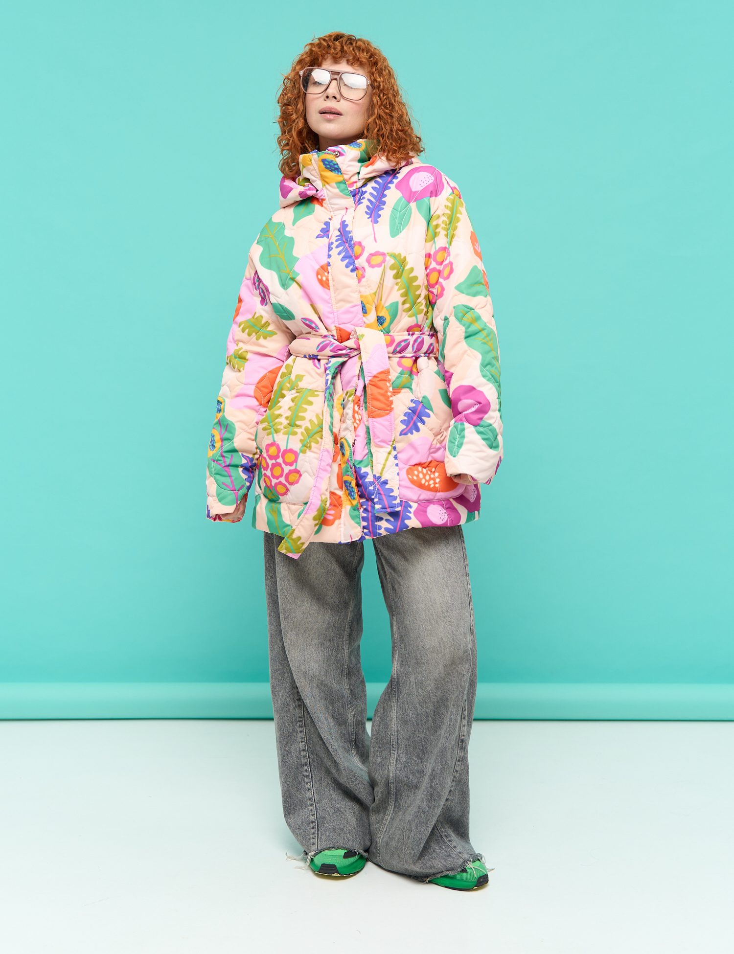 Картинка Стьобана куртка з яскравим квітковим принтом