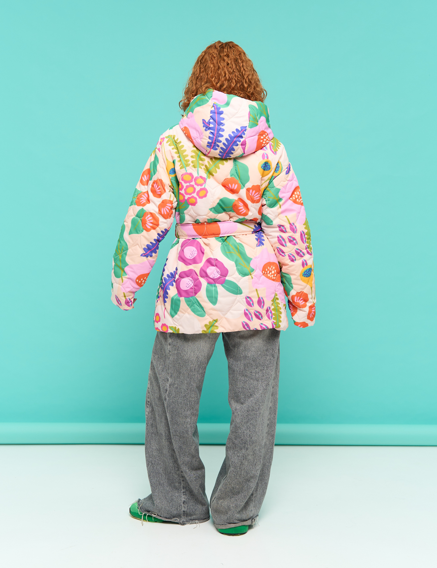 Картинка Стьобана куртка з яскравим квітковим принтом