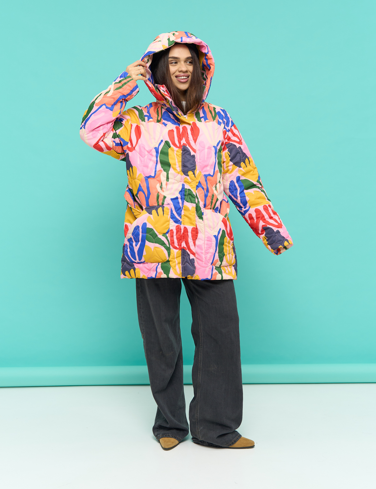 Картинка Стильна та тепла стьобана куртка з художнім абстрактним принтом