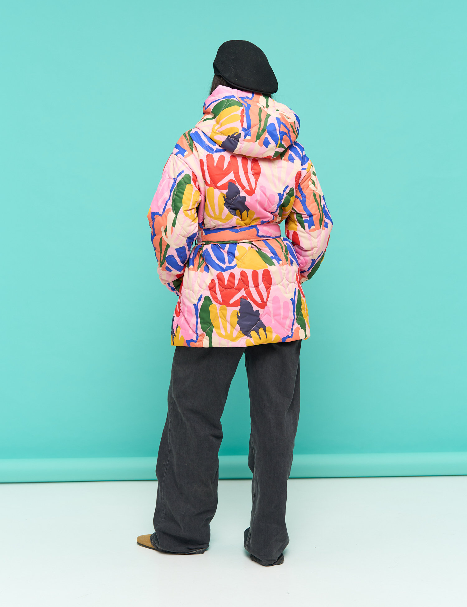 Картинка Стильна та тепла стьобана куртка з художнім абстрактним принтом