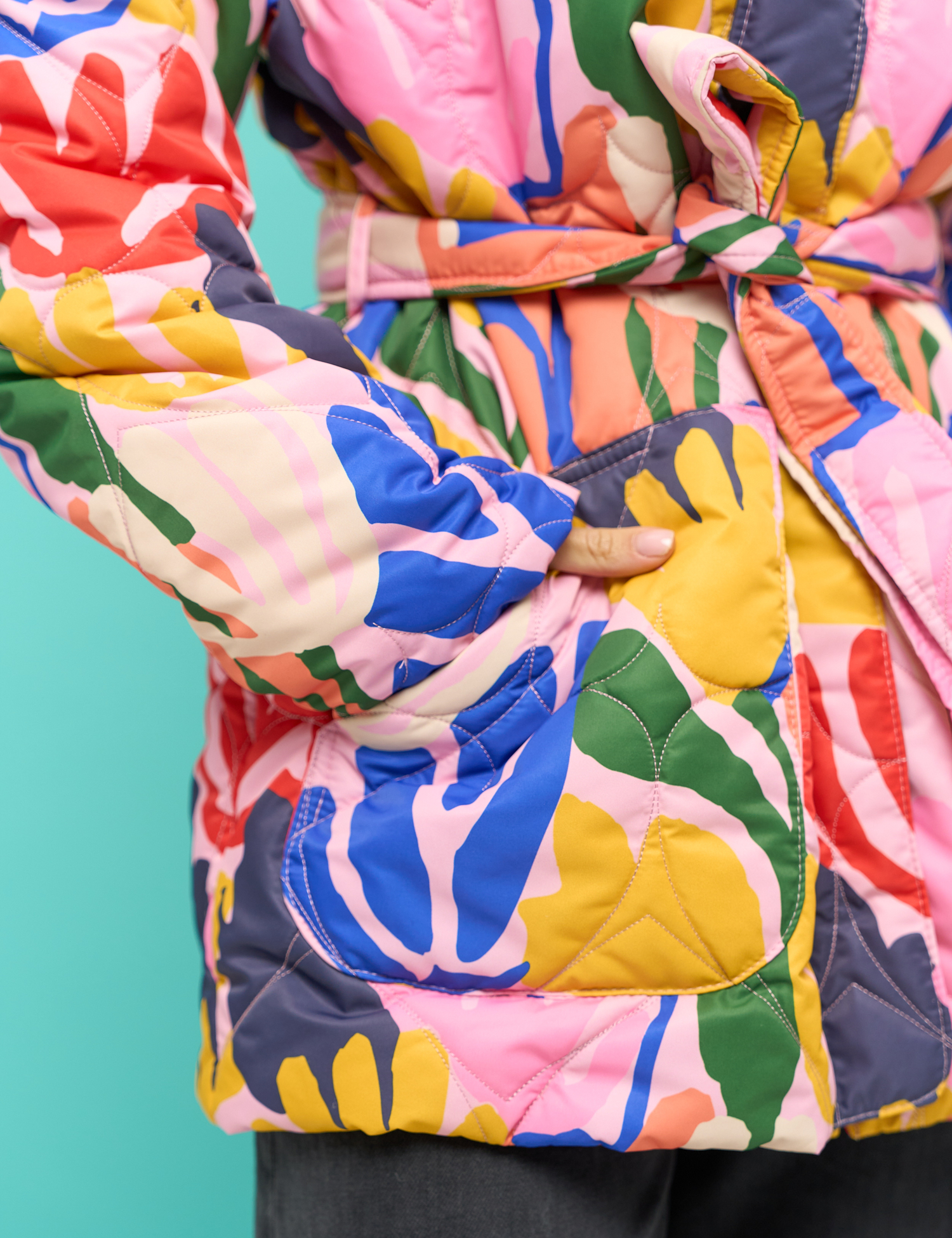 Картинка Стильна та тепла стьобана куртка з художнім абстрактним принтом