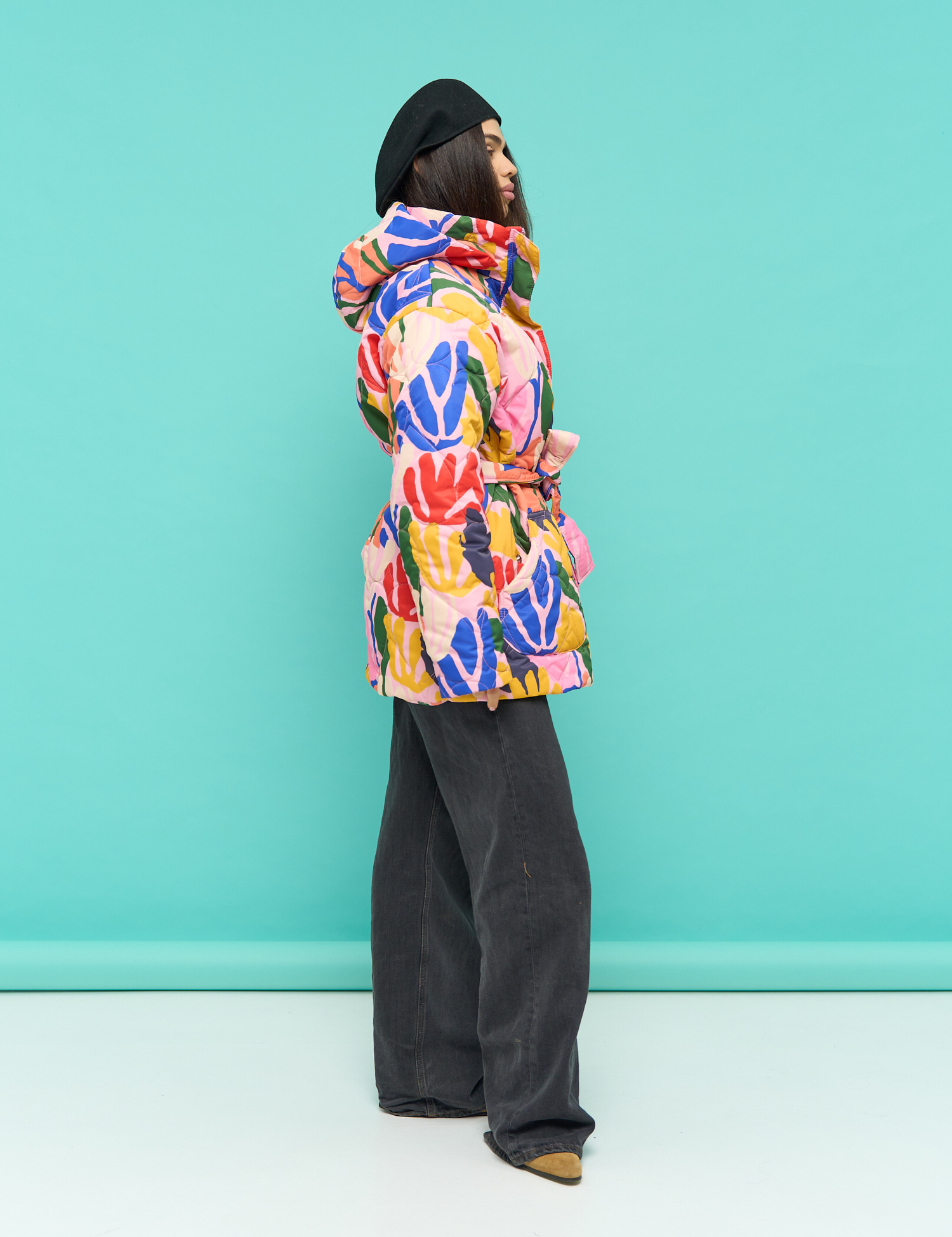 Картинка Стильна та тепла стьобана куртка з художнім абстрактним принтом