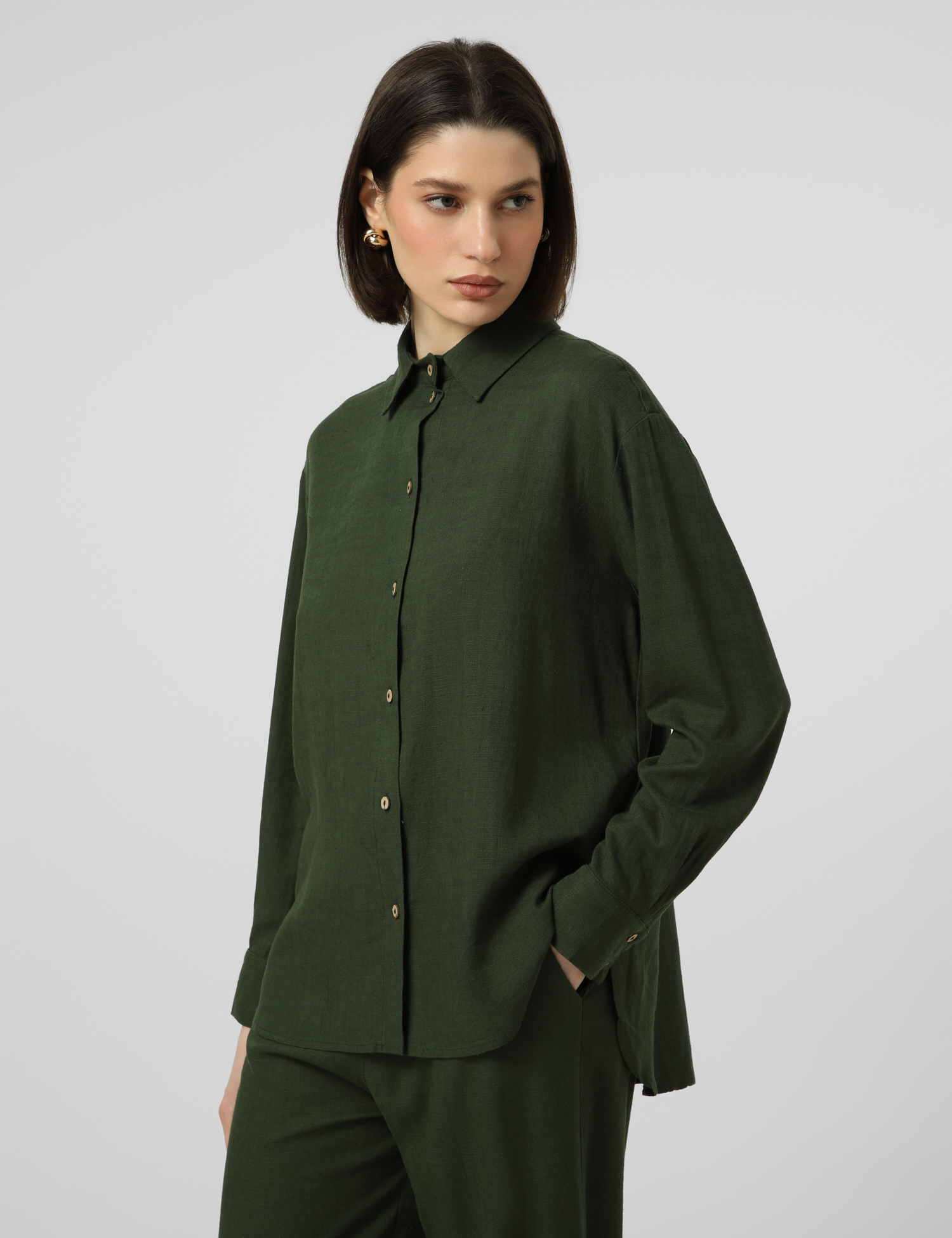 Картинка Сорочка з легкої фактурної тканини у глибокому зеленому відтінку