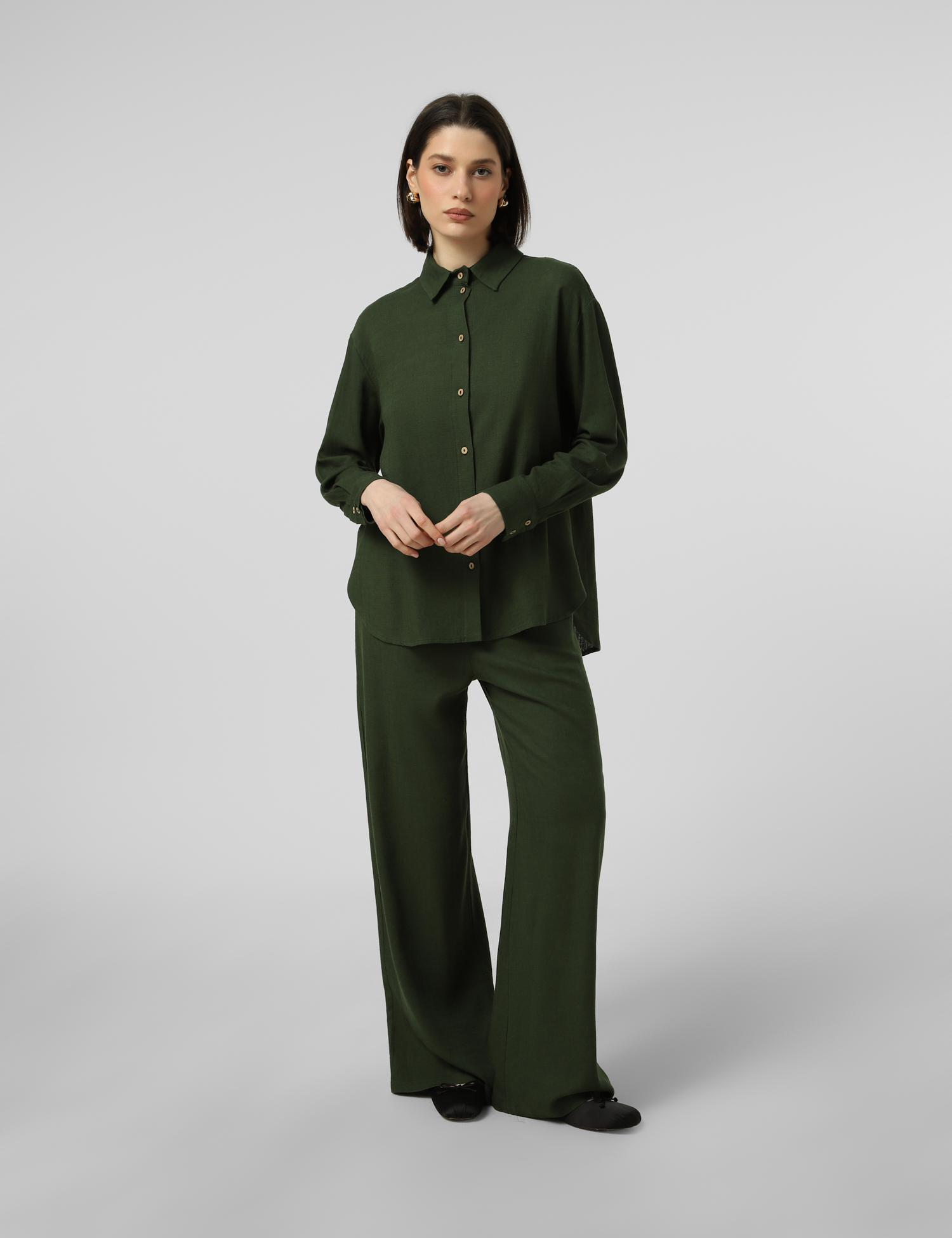 Картинка Сорочка з легкої фактурної тканини у глибокому зеленому відтінку