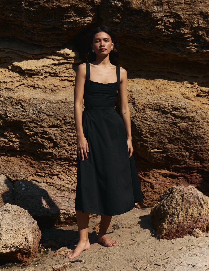 Картинка Чорна міді‑сукня з широкими бретелями та відкритою спинкою