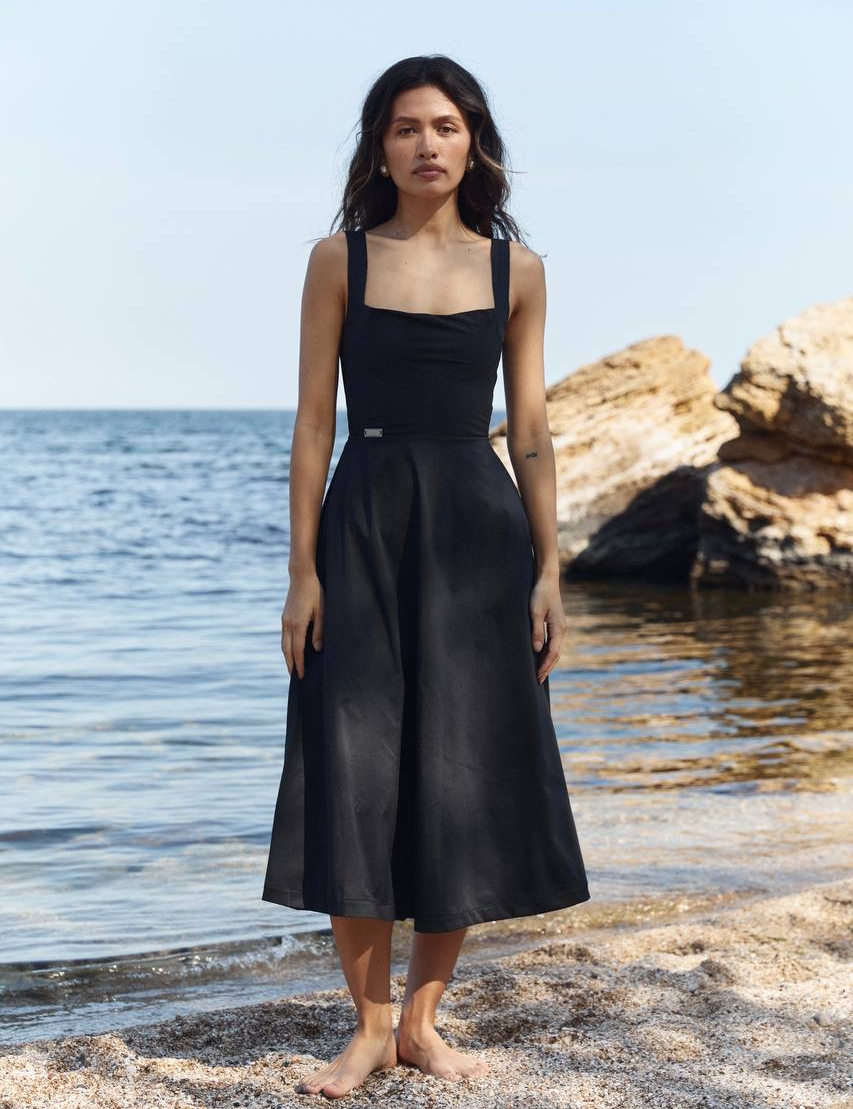 Картинка Чорна міді‑сукня з широкими бретелями та відкритою спинкою