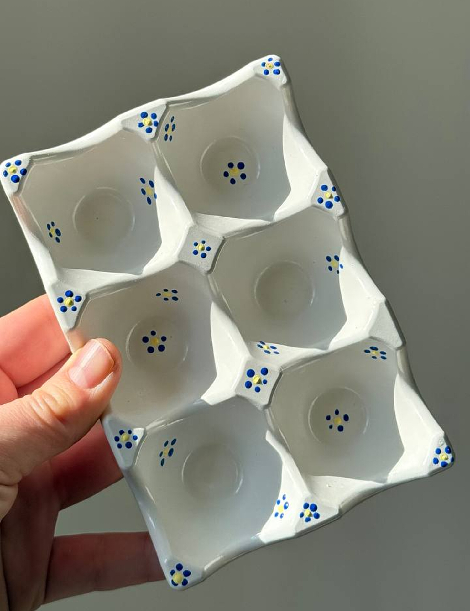 Картинка під 6 яєць біла з синіми квітами