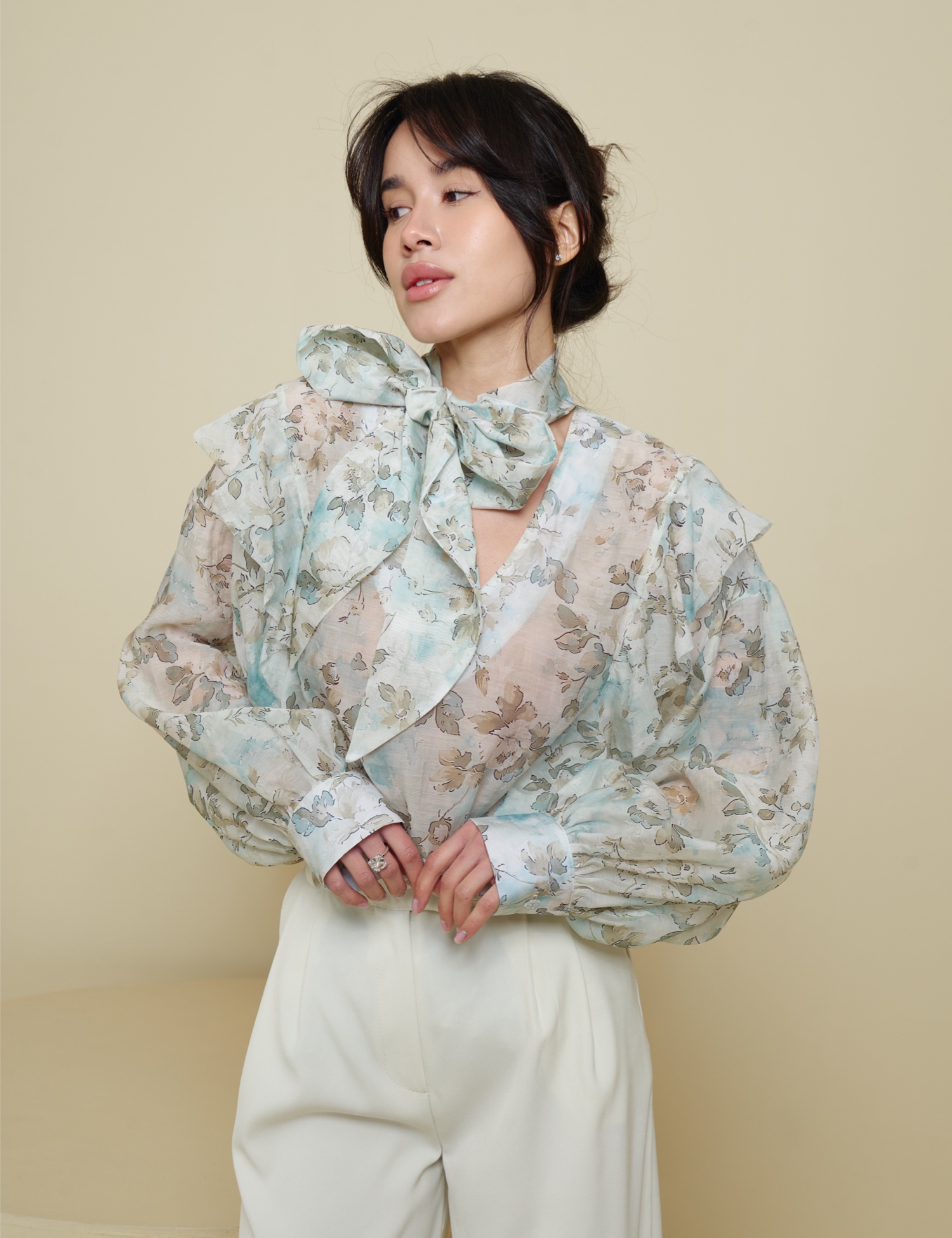 Картинка Блуза з бантом в зелену квітку