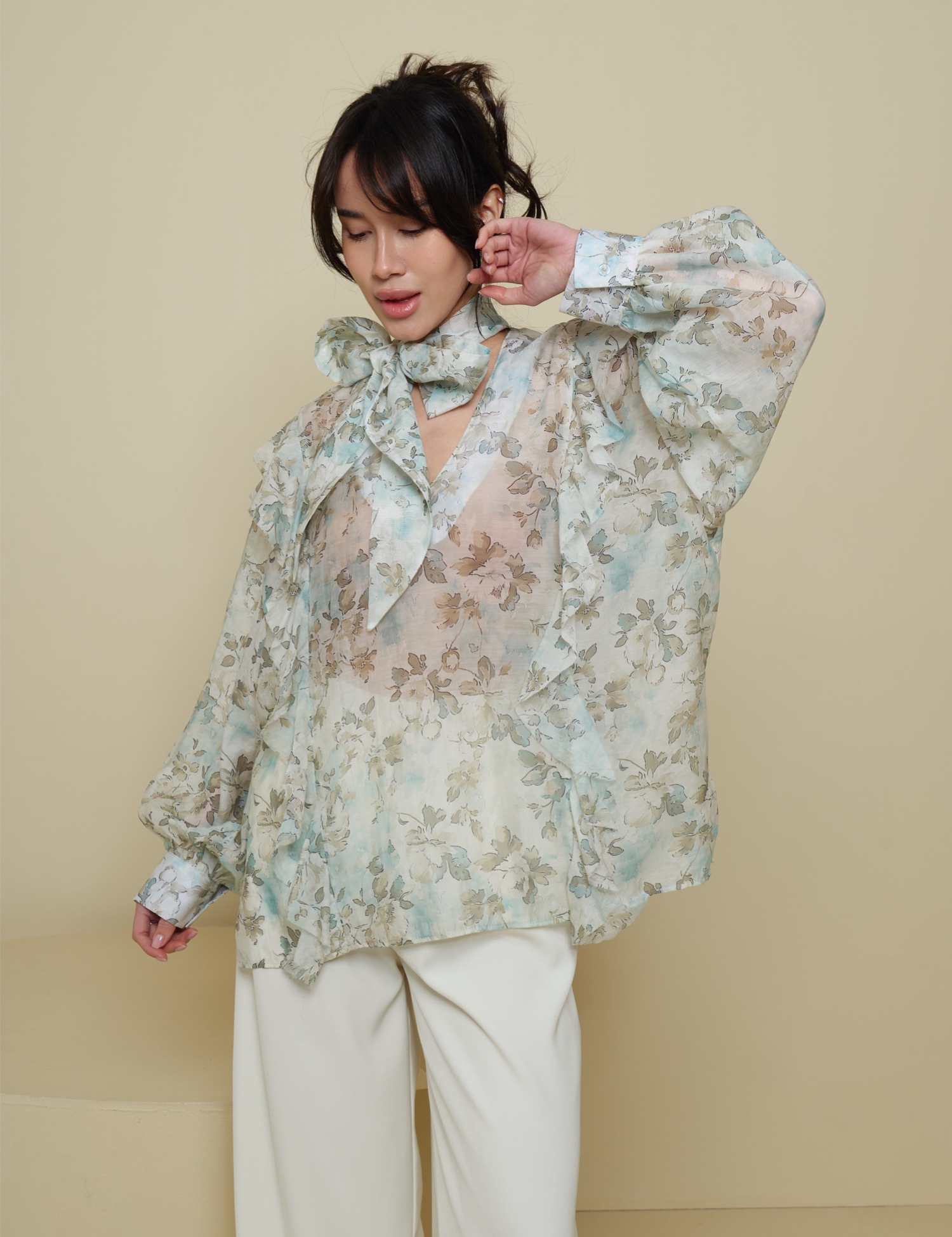 Картинка Блуза з бантом в зелену квітку