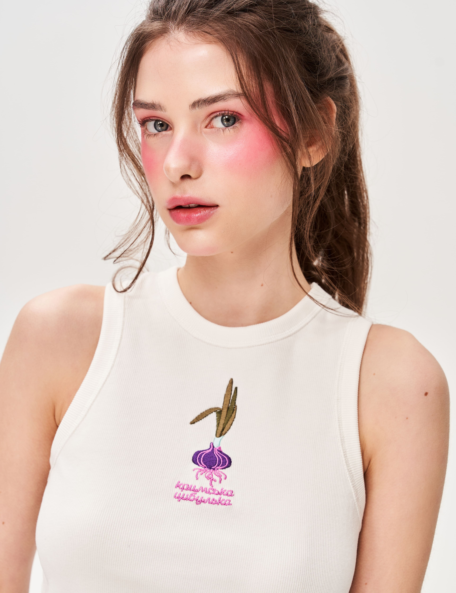 Картинка Майка з вишивкою «Кримська цибулька» молочна