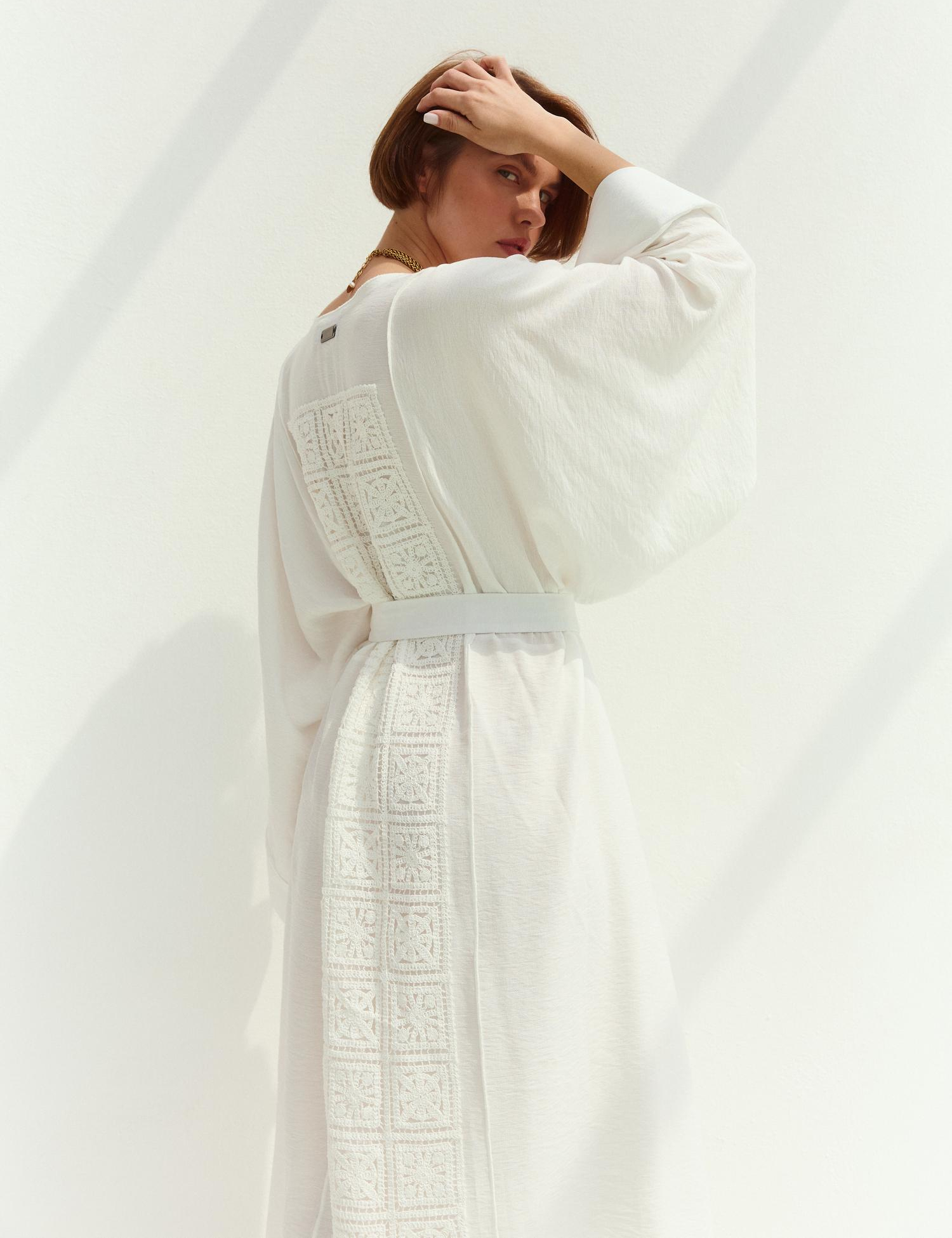 Картинка Біла сукня-кіміно з глибоким V-вирізом