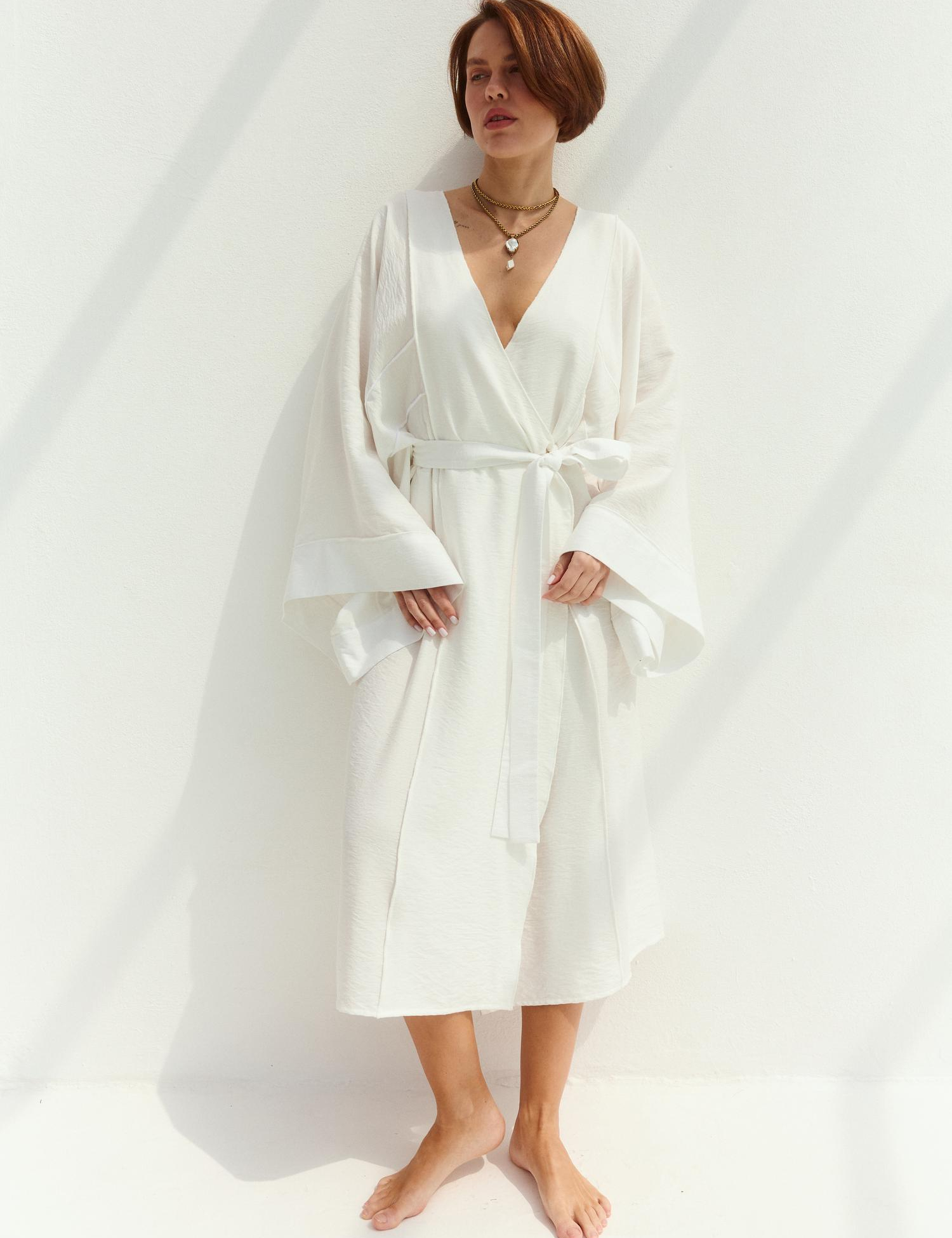 Картинка Біла сукня-кіміно з глибоким V-вирізом