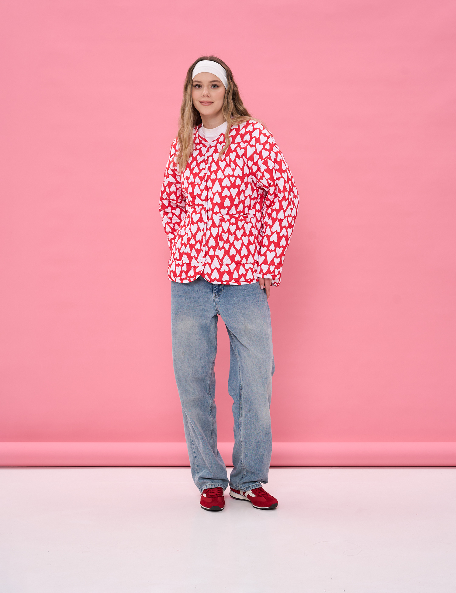 Картинка Куртка з яскравим червоно‑білим принтом 