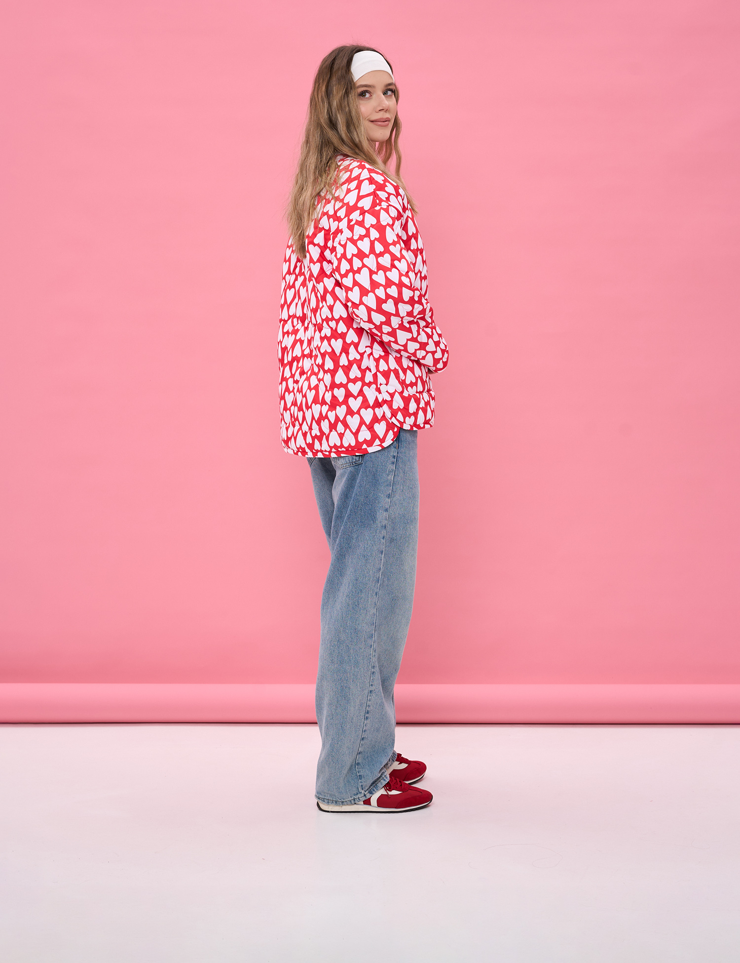 Картинка Куртка з яскравим червоно‑білим принтом 