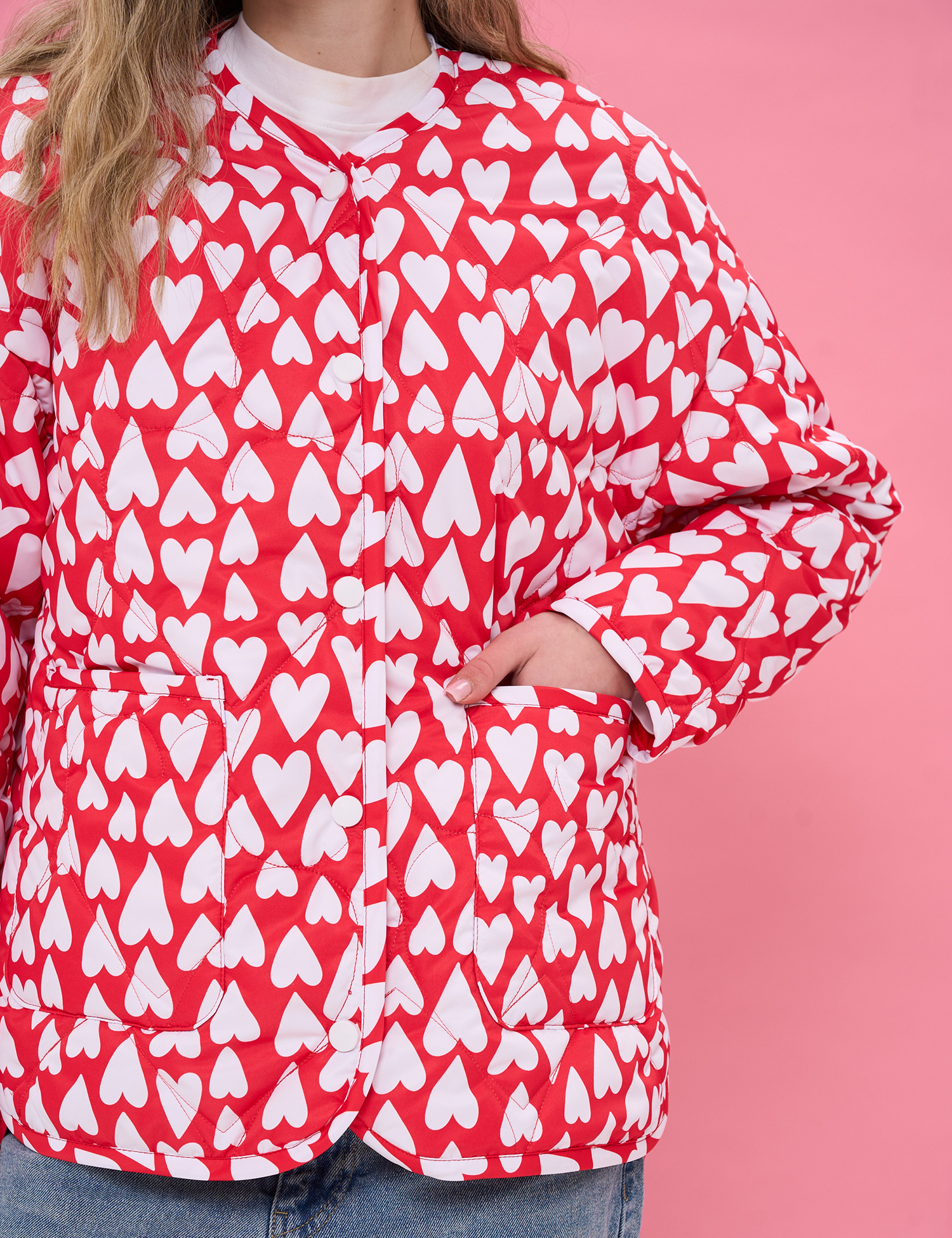 Картинка Куртка з яскравим червоно‑білим принтом 