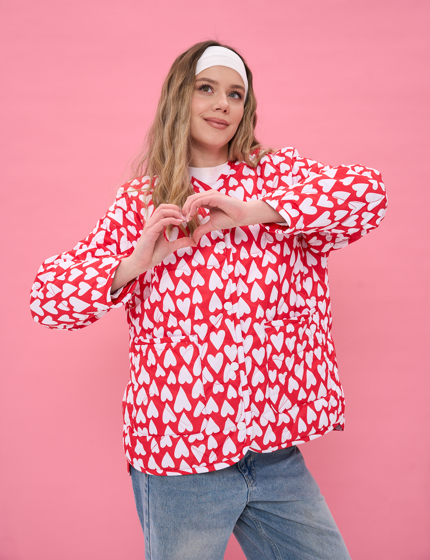 Картинка Куртка з яскравим червоно‑білим принтом 