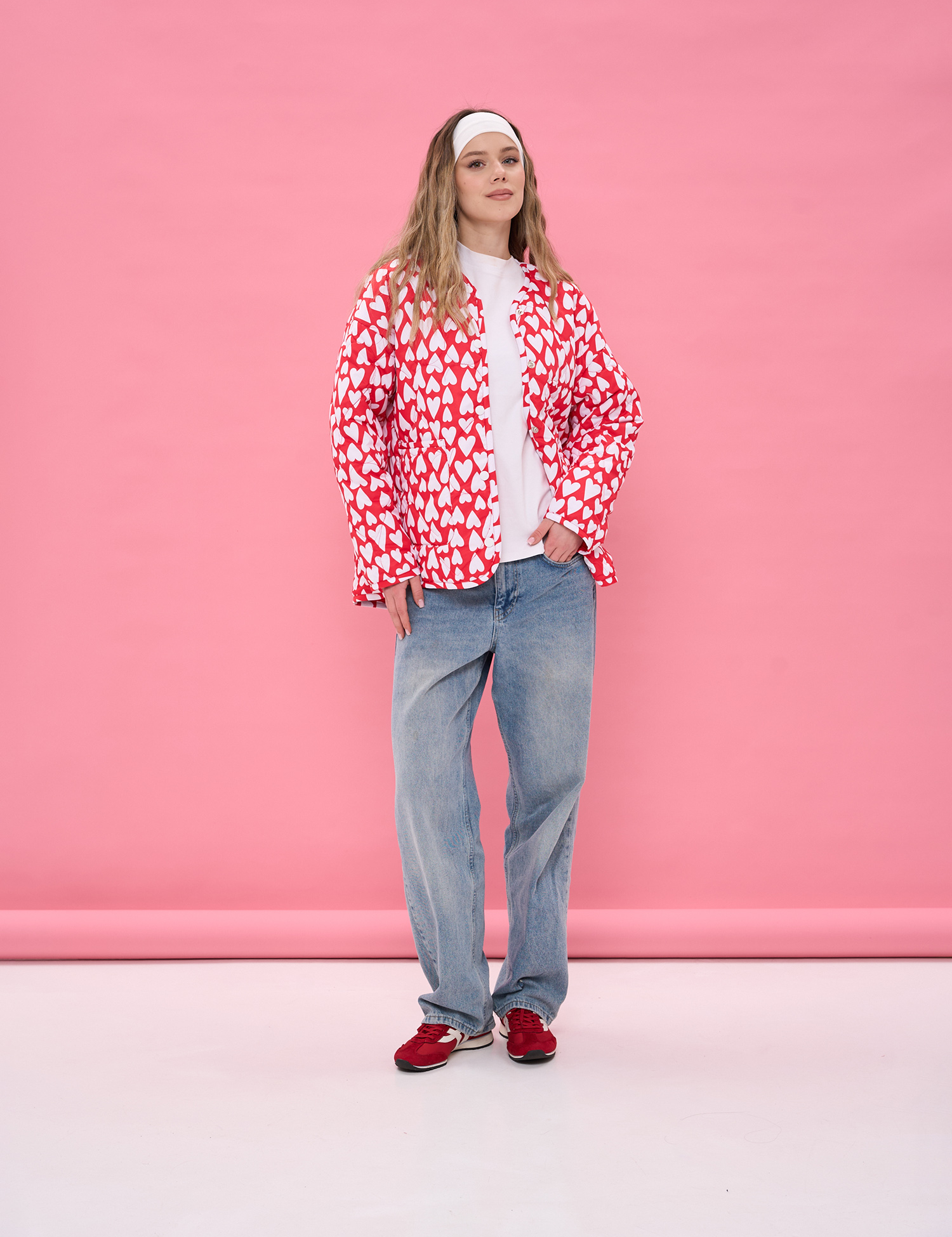 Картинка Куртка з яскравим червоно‑білим принтом 