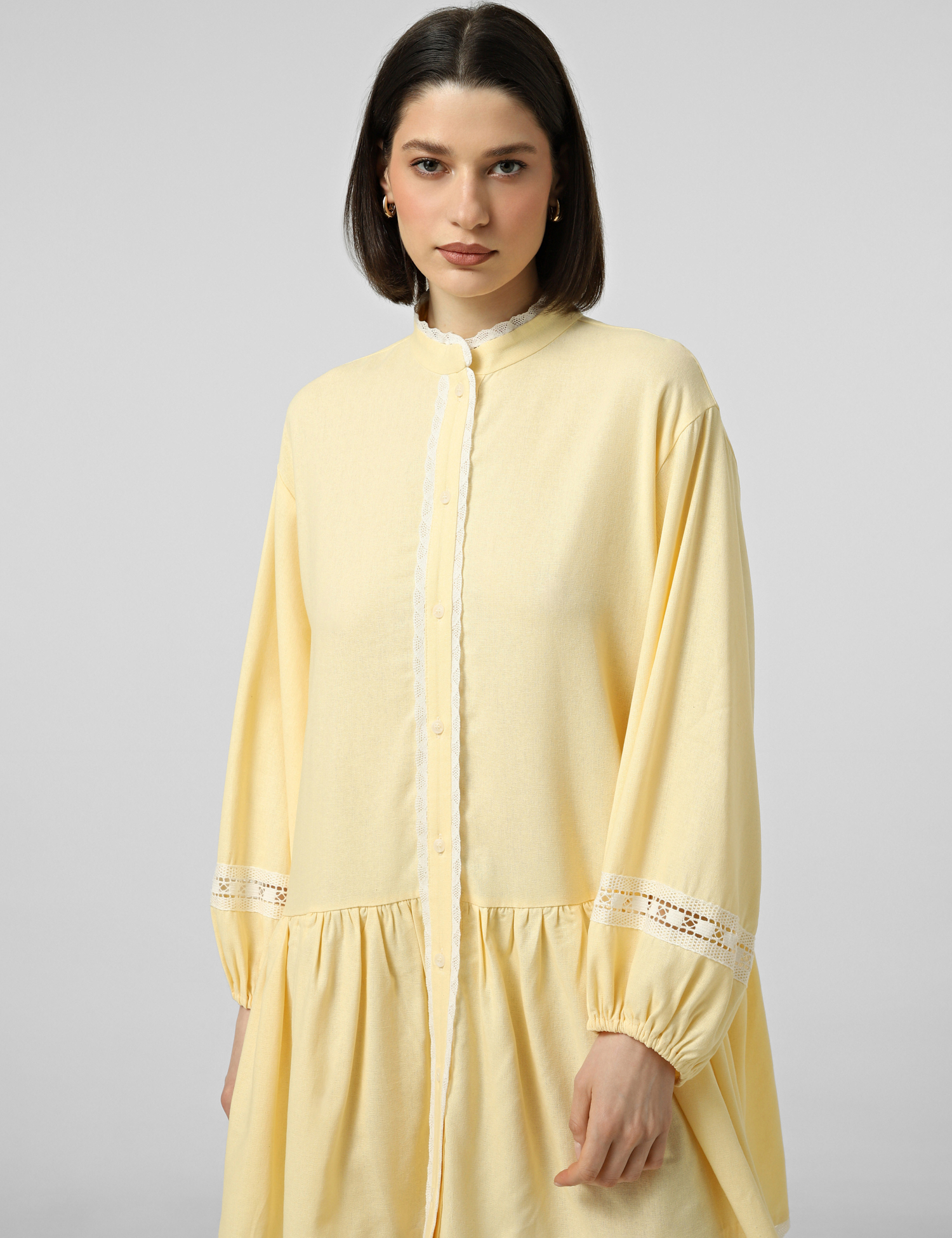 Картинка Жовта лляна сукня з мереживом