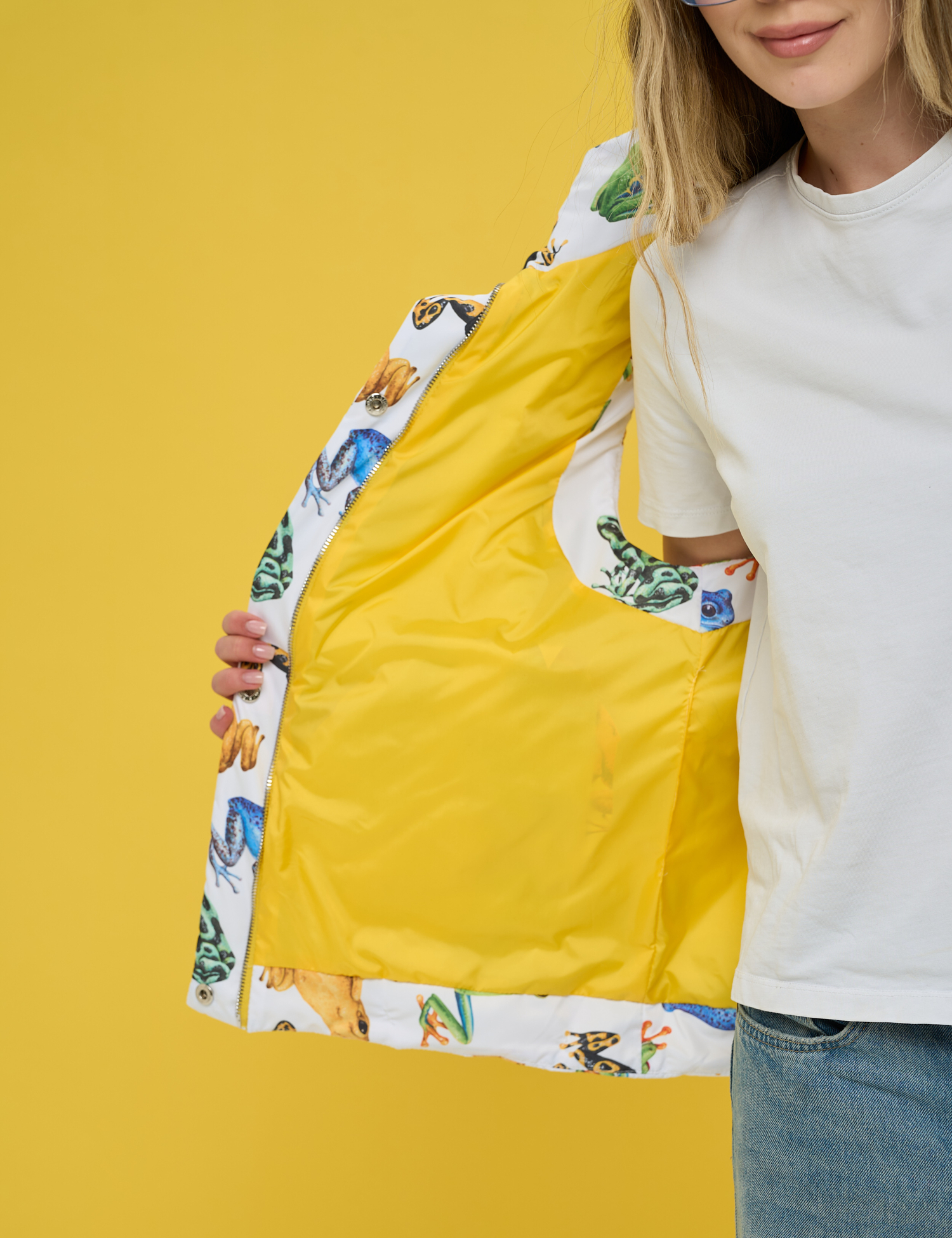 Картинка Утеплена стьобана жилетка з капюшоном у біло‑кольоровій гамі