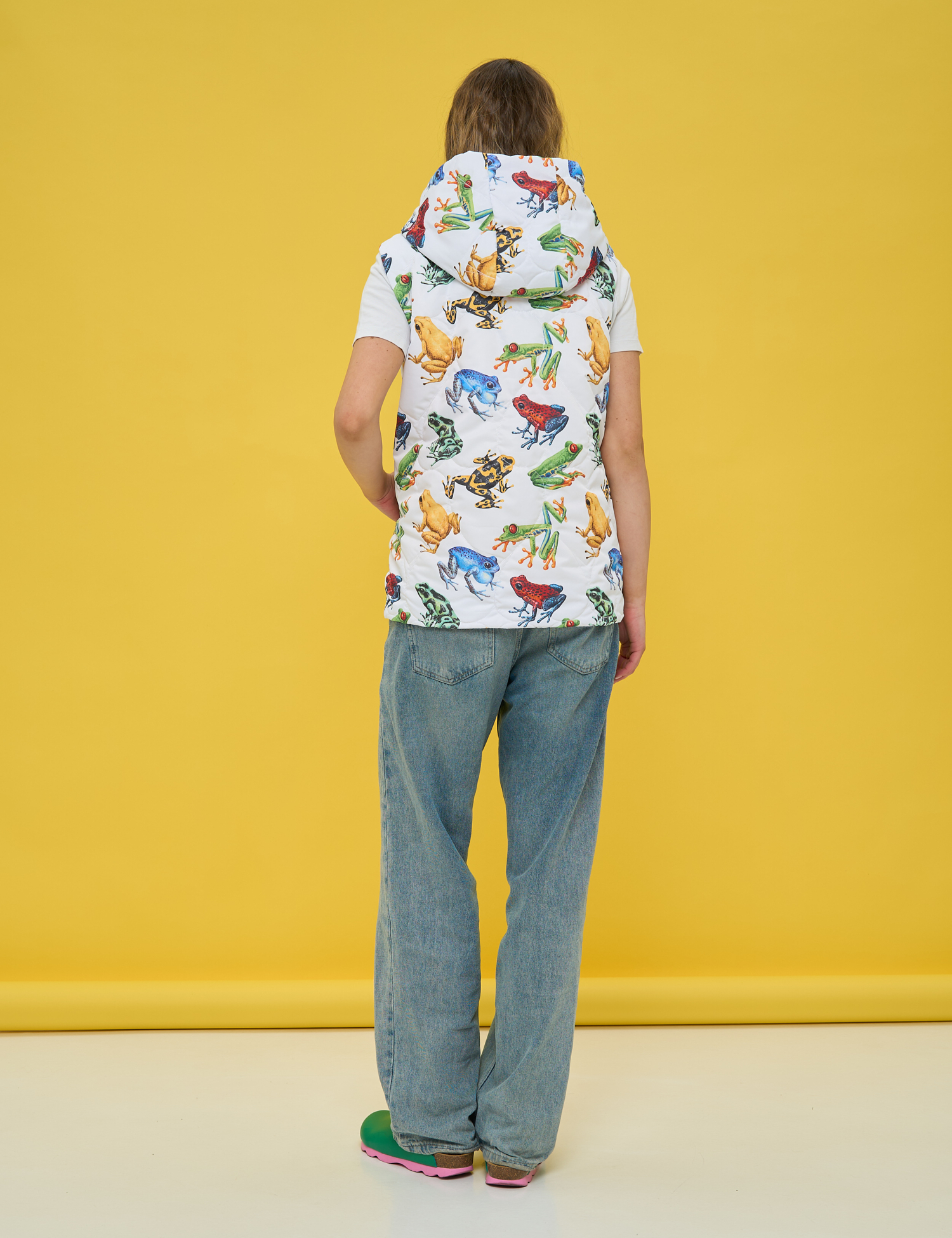 Картинка Утеплена стьобана жилетка з капюшоном у біло‑кольоровій гамі