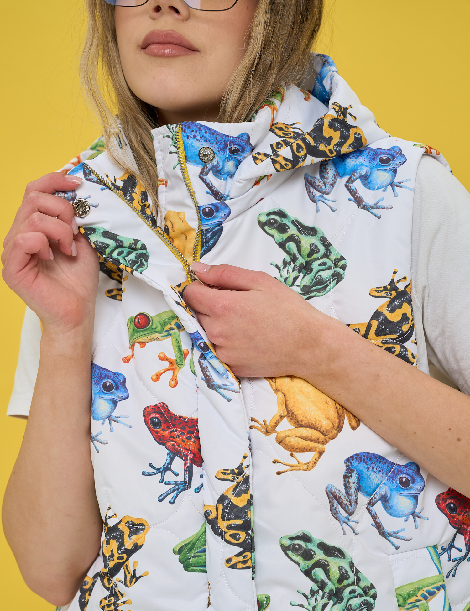 Картинка Утеплена стьобана жилетка з капюшоном у біло‑кольоровій гамі