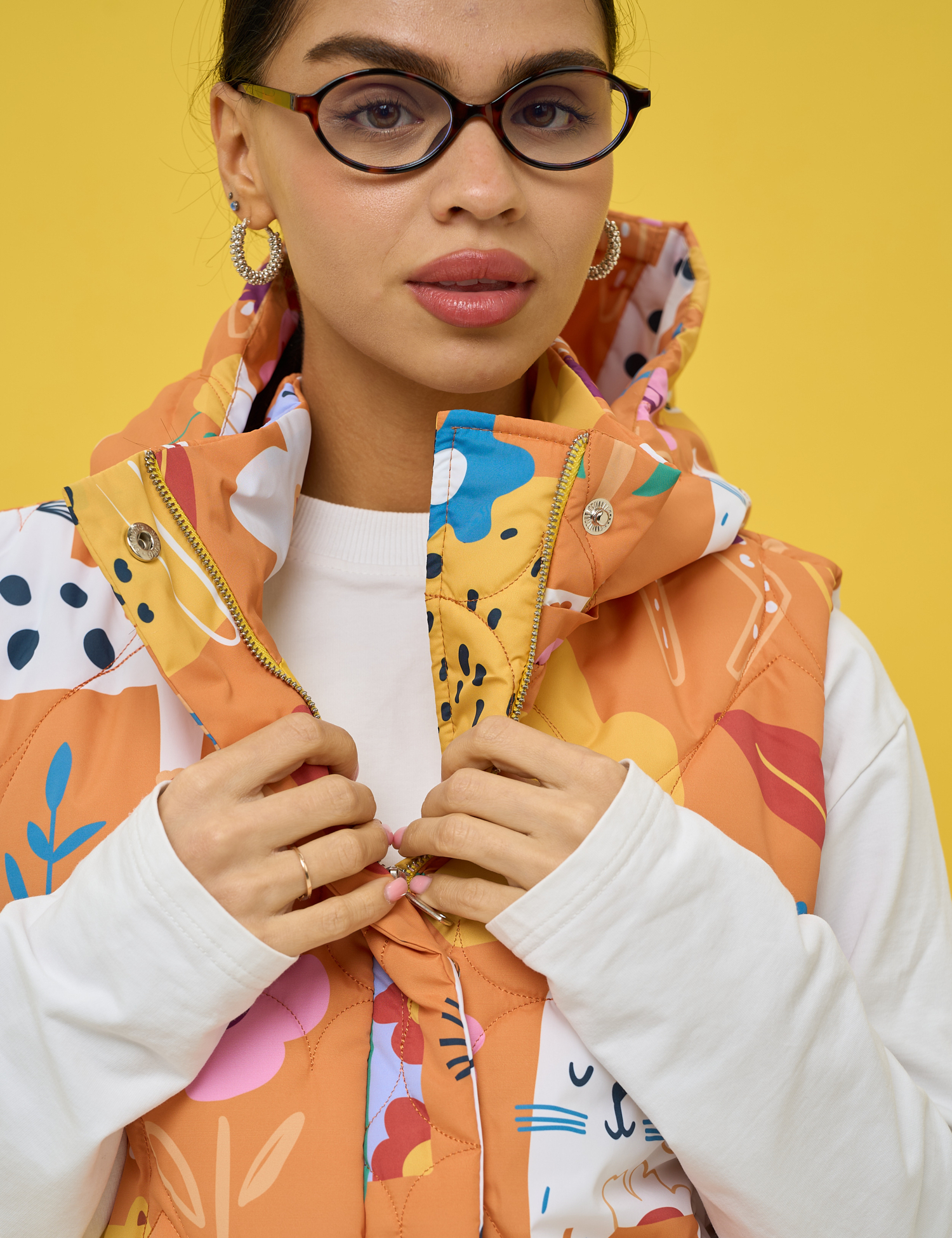 Картинка Утеплена стьобана жилетка у теплій помаранчево‑теракотовій гамі 