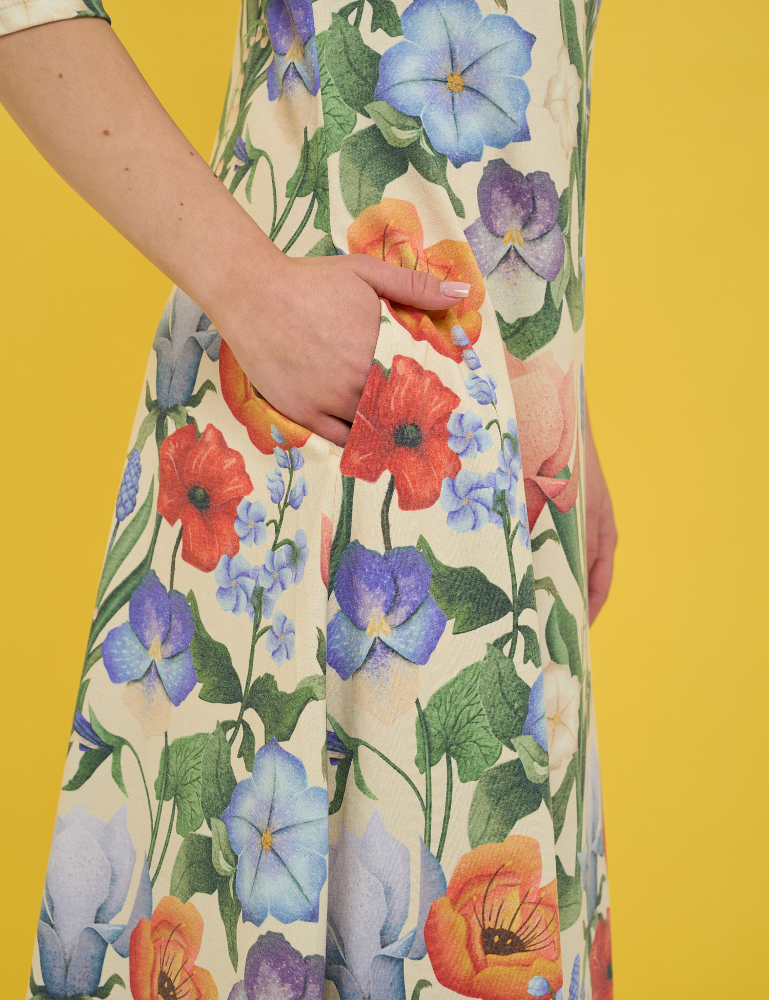 Картинка Сукня міді з яскравим квітковим принтом