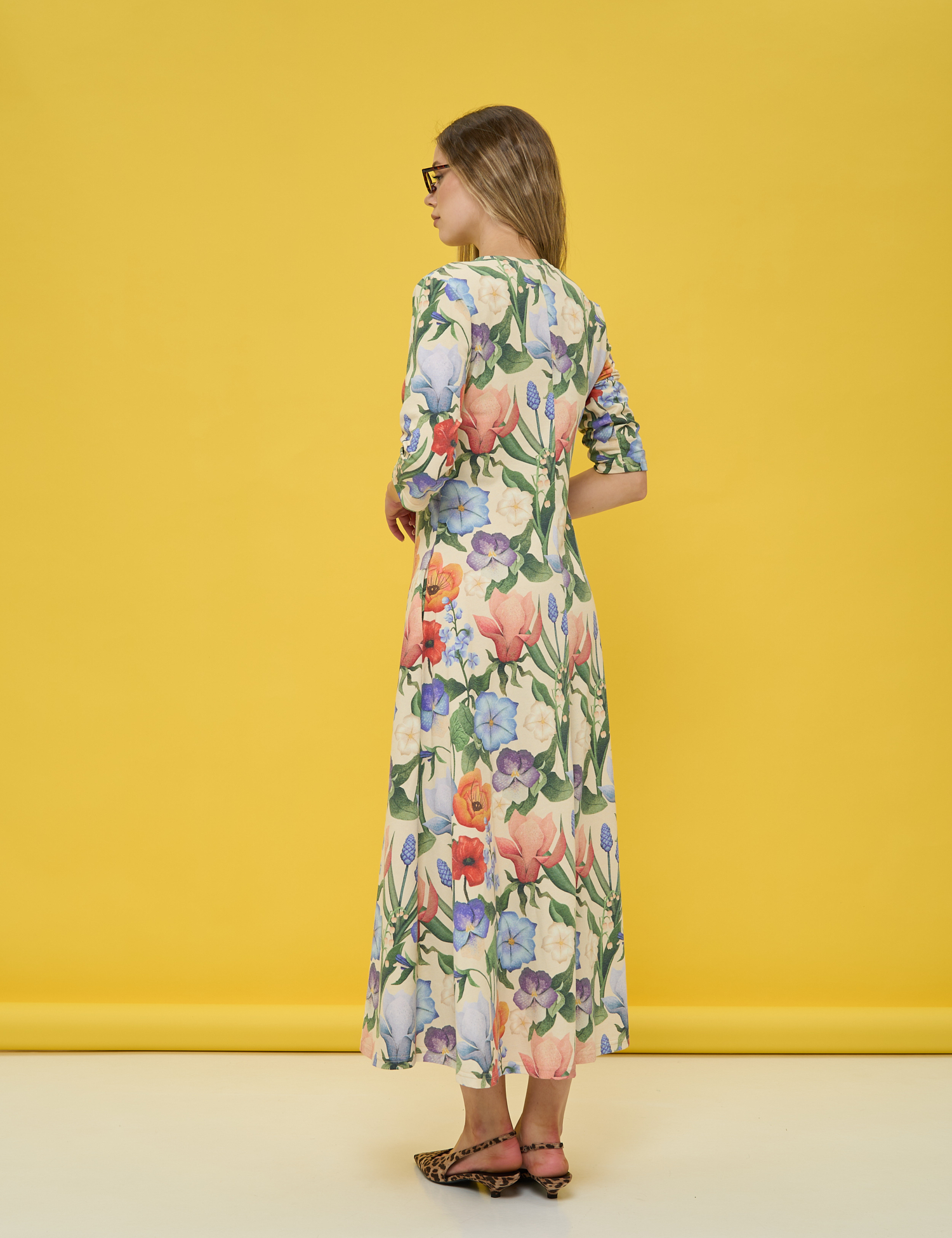 Картинка Сукня міді з яскравим квітковим принтом