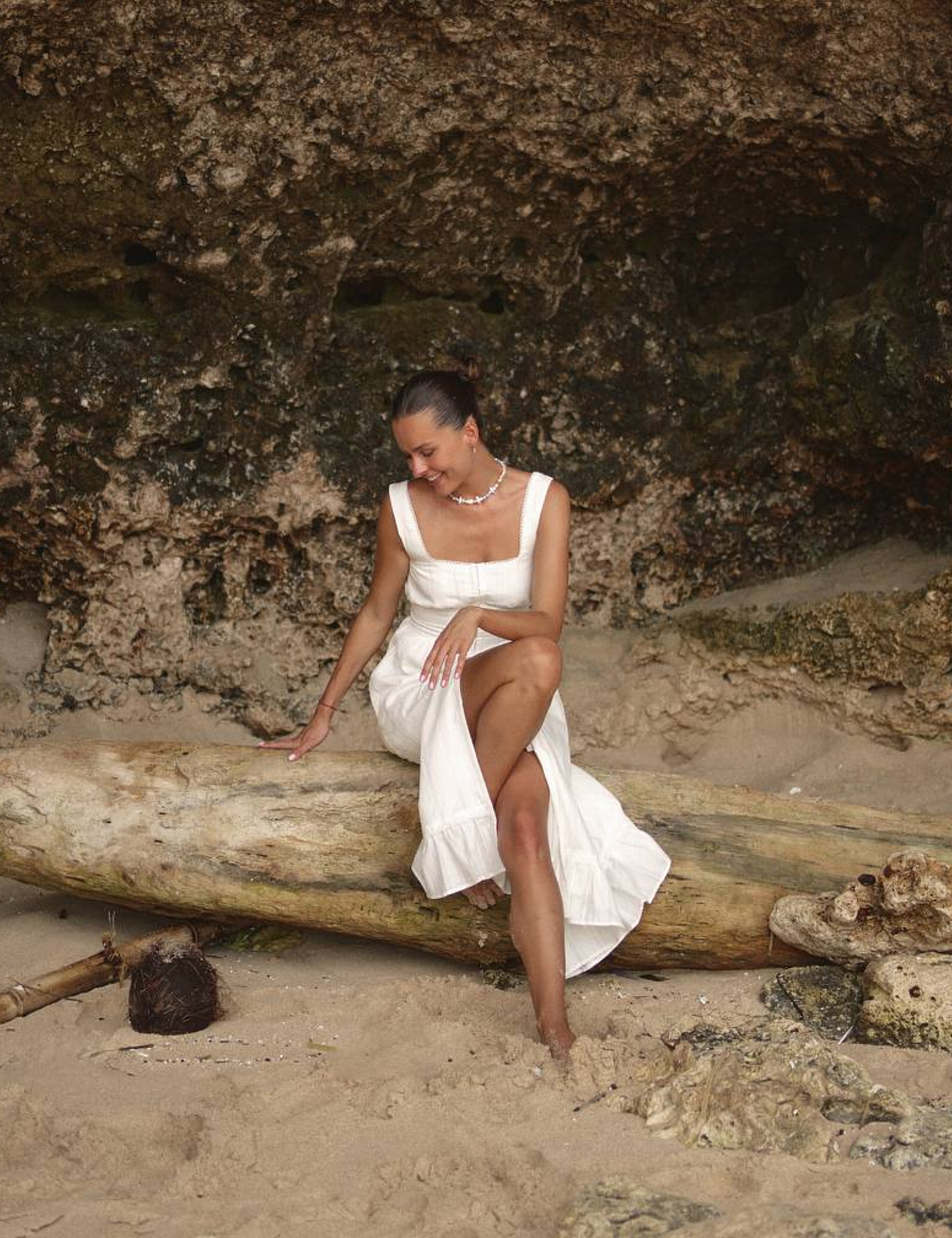 Картинка Легка біла сукня міді з квадратним вирізом