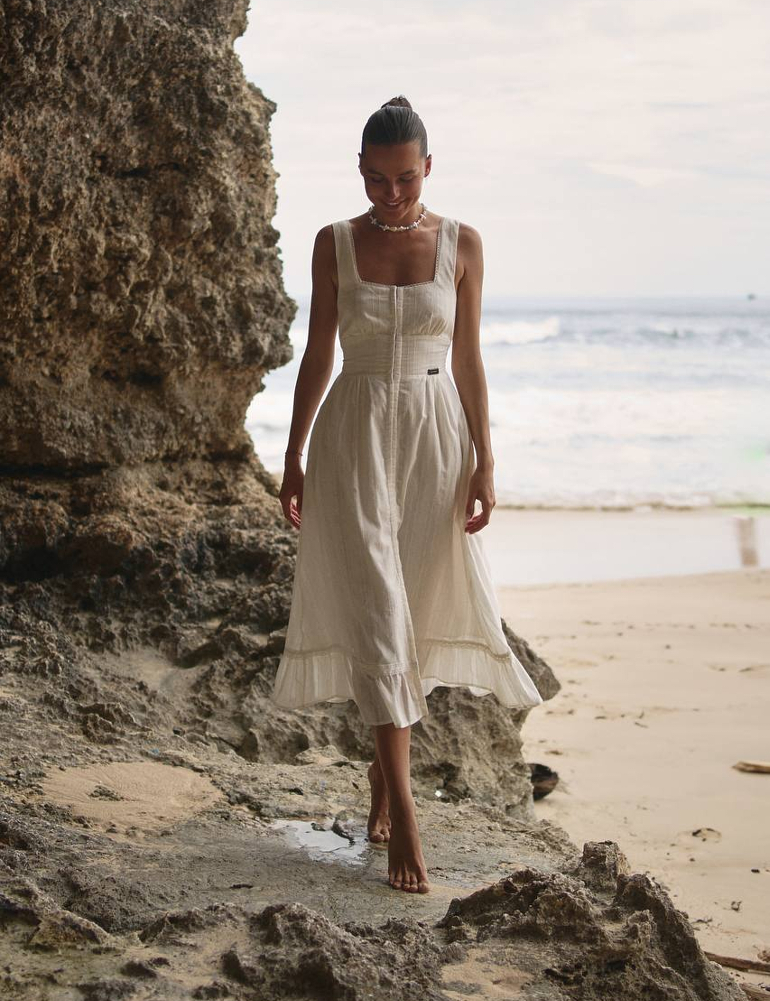 Картинка Легка біла сукня міді з квадратним вирізом