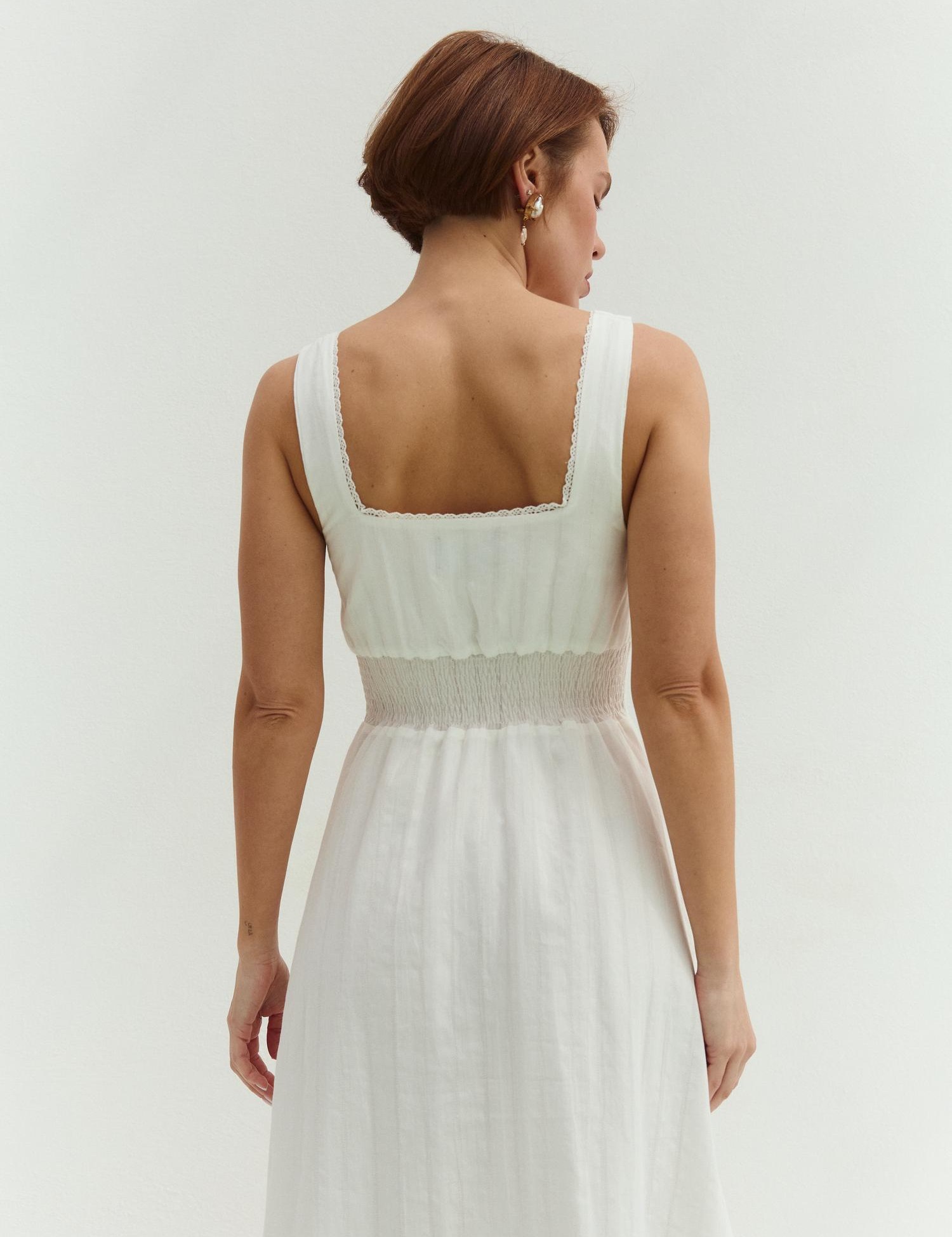 Картинка Легка біла сукня міді з квадратним вирізом