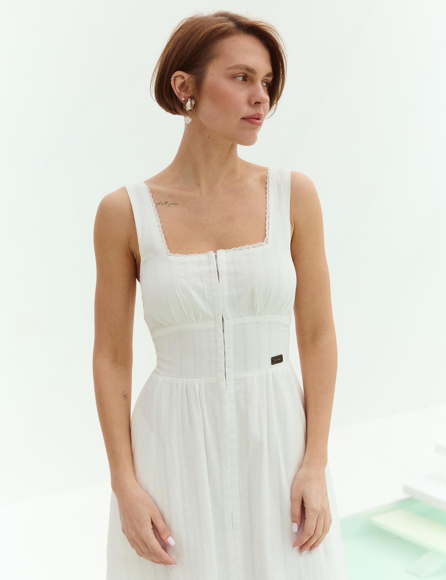 Картинка Легка біла сукня міді з квадратним вирізом