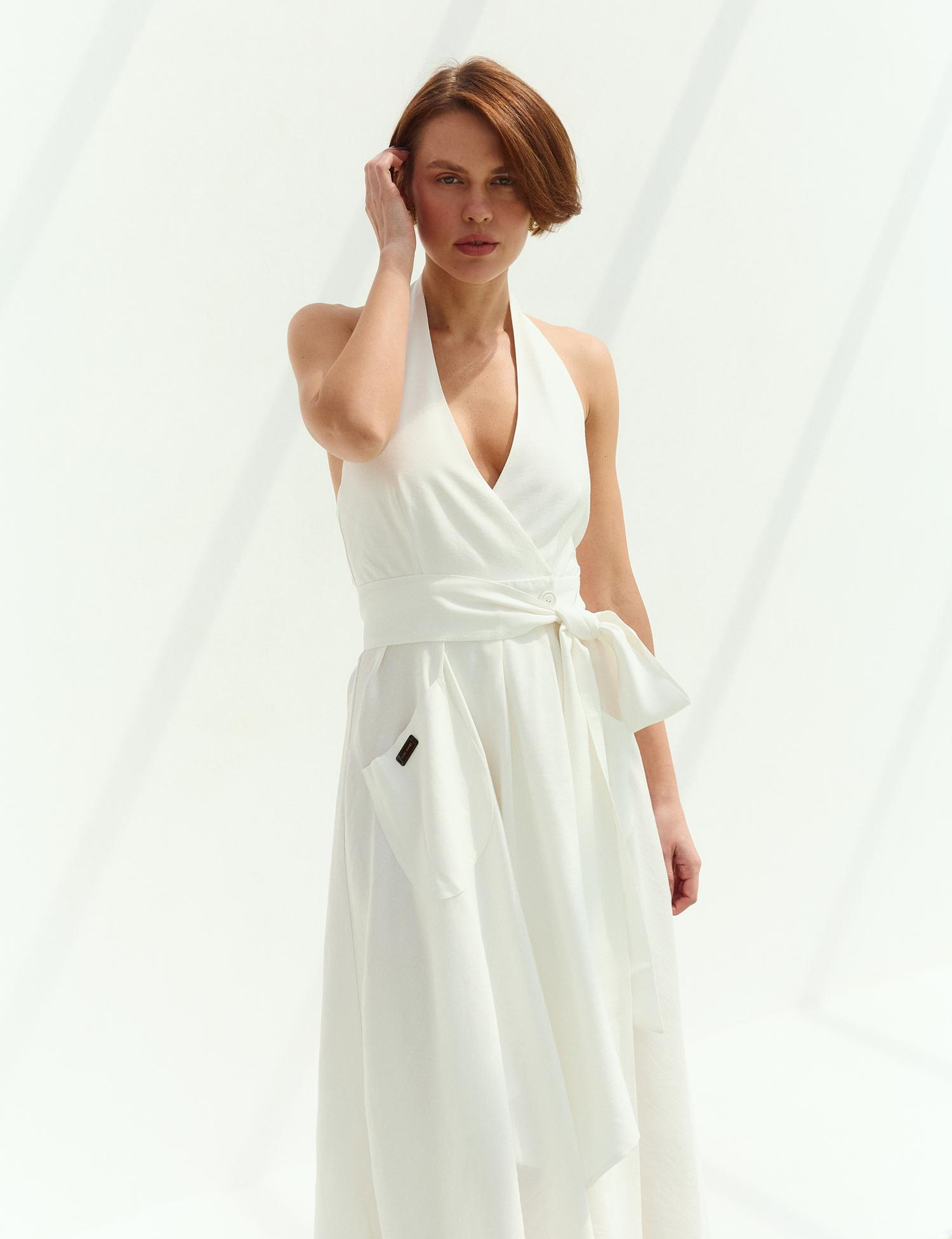 Картинка Біла сукня з відкритою спиною та глибоким V-вирізом