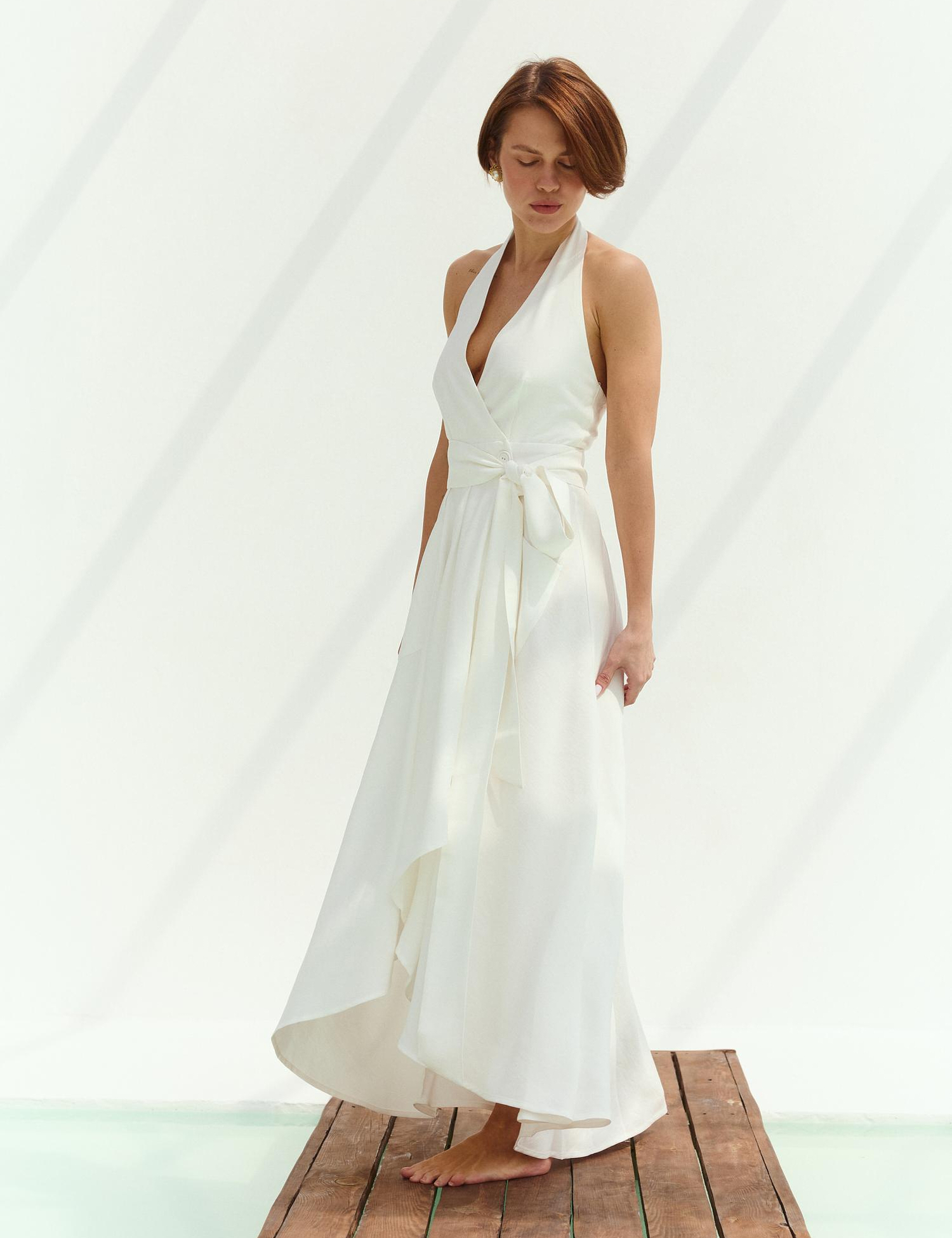 Картинка Біла сукня з відкритою спиною та глибоким V-вирізом