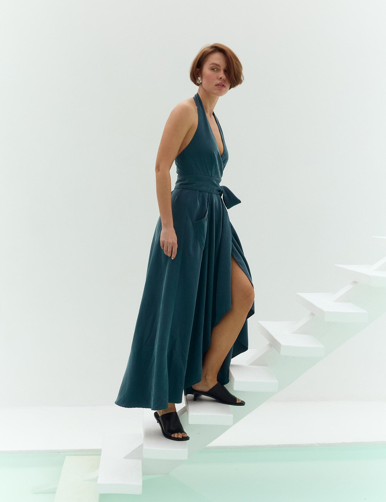 Картинка Сукня з відкритою спиною та глибоким V-вирізом