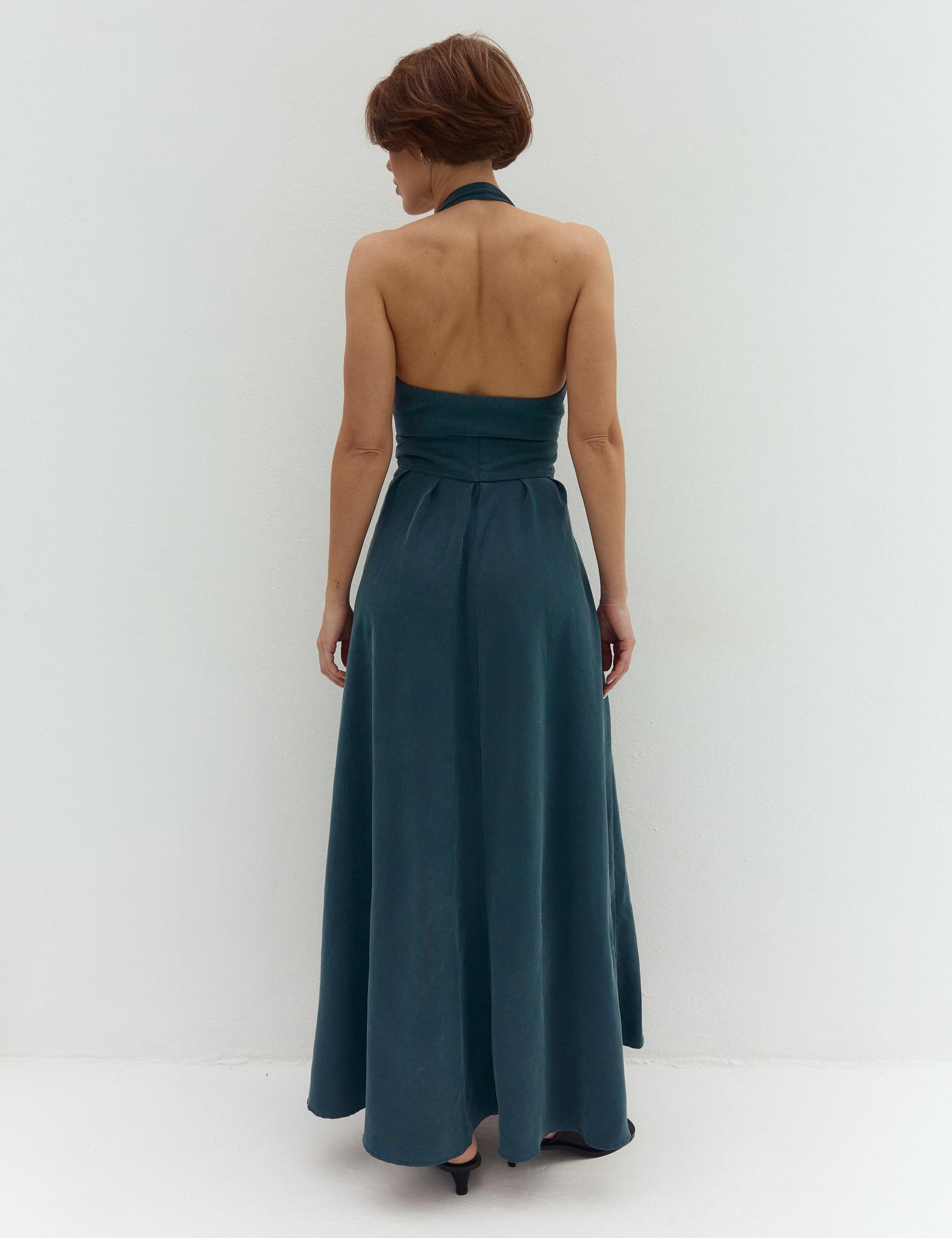 Картинка Сукня з відкритою спиною та глибоким V-вирізом