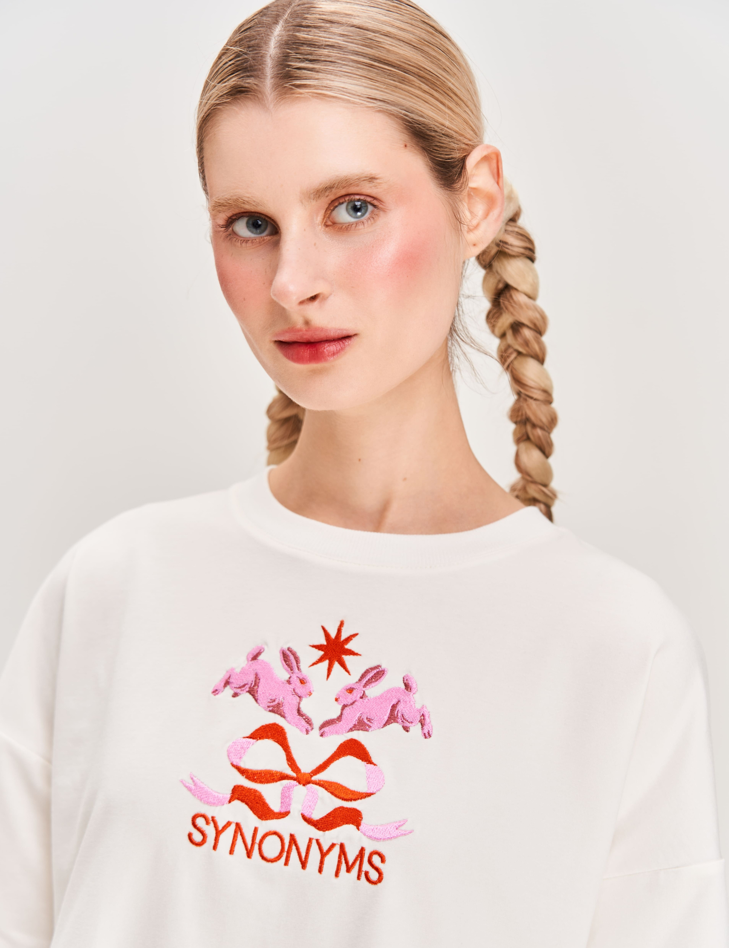 Картинка Футболка з вишивкою «Зайчики»