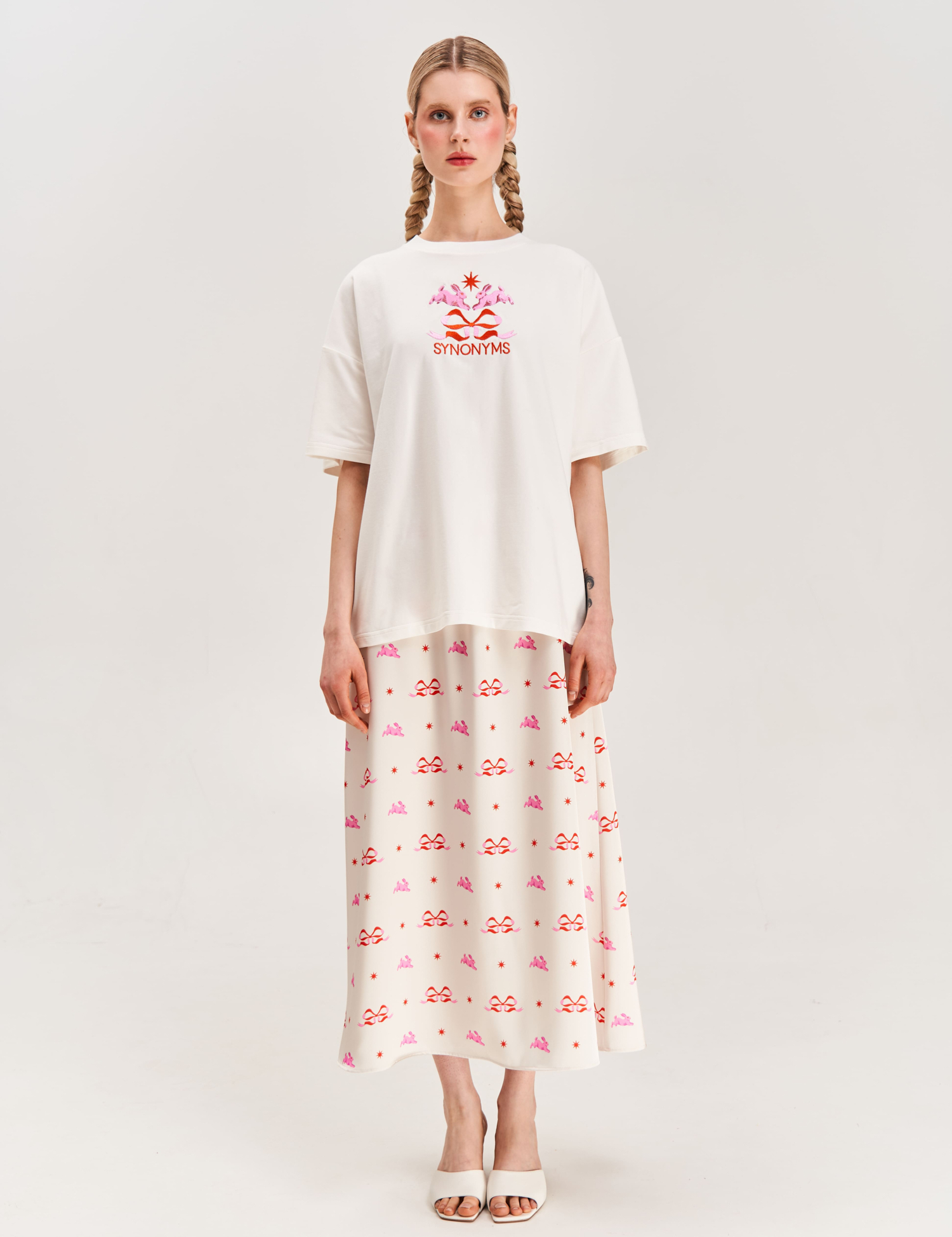 Картинка Футболка з вишивкою «Зайчики»