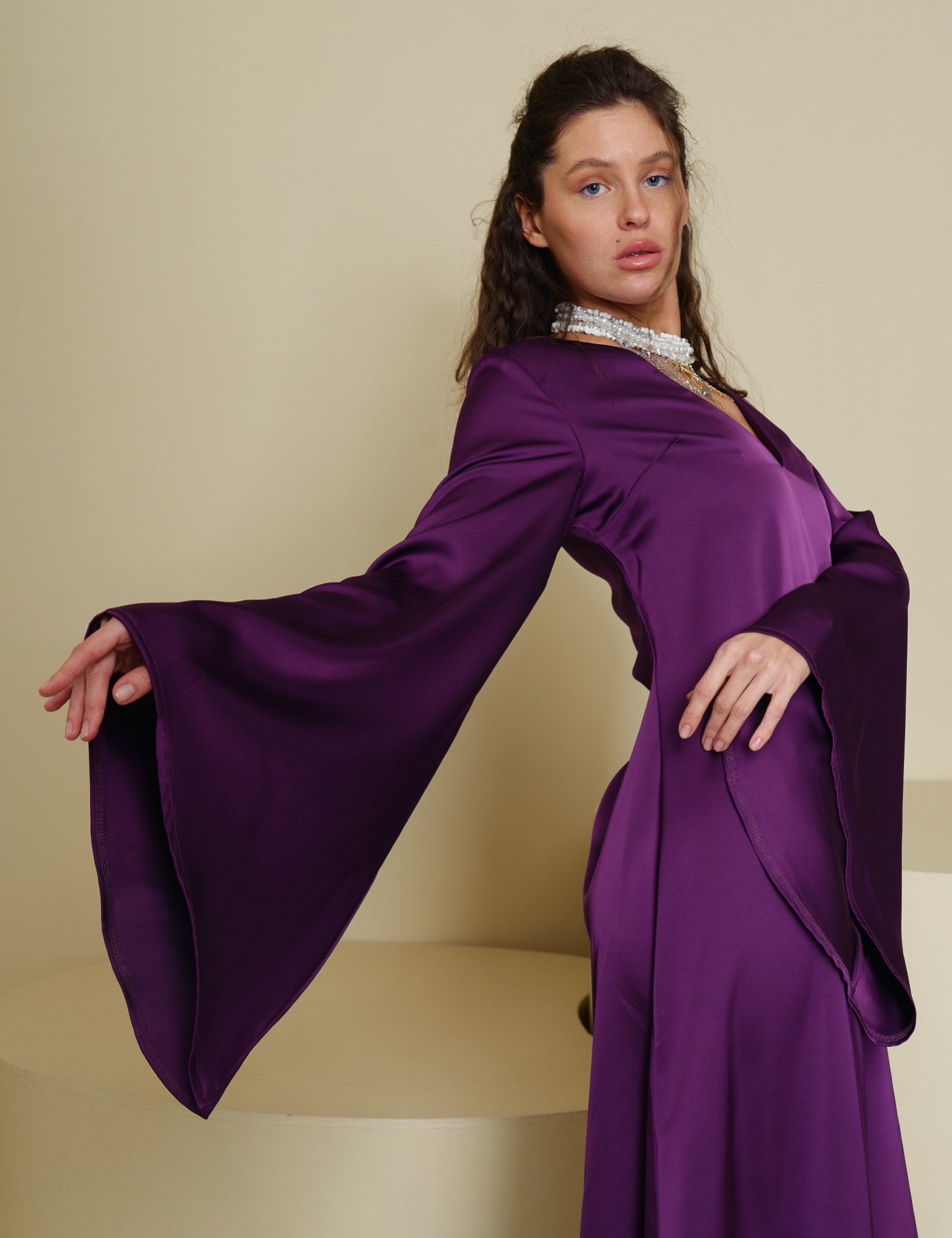 Картинка Фіолетова максі-сукня з глибоким V-вирізом і об’ємними рукавами