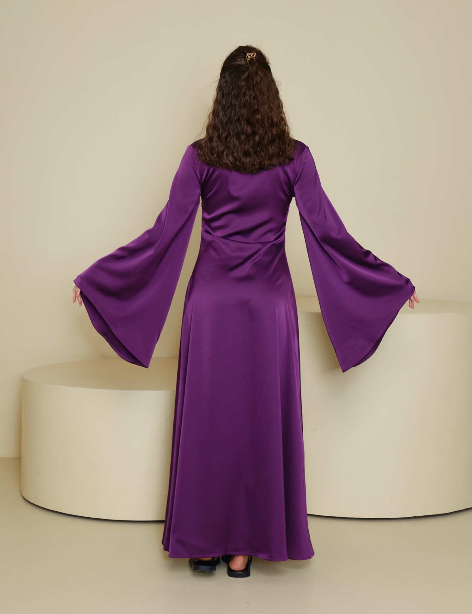 Картинка Фіолетова максі-сукня з глибоким V-вирізом і об’ємними рукавами