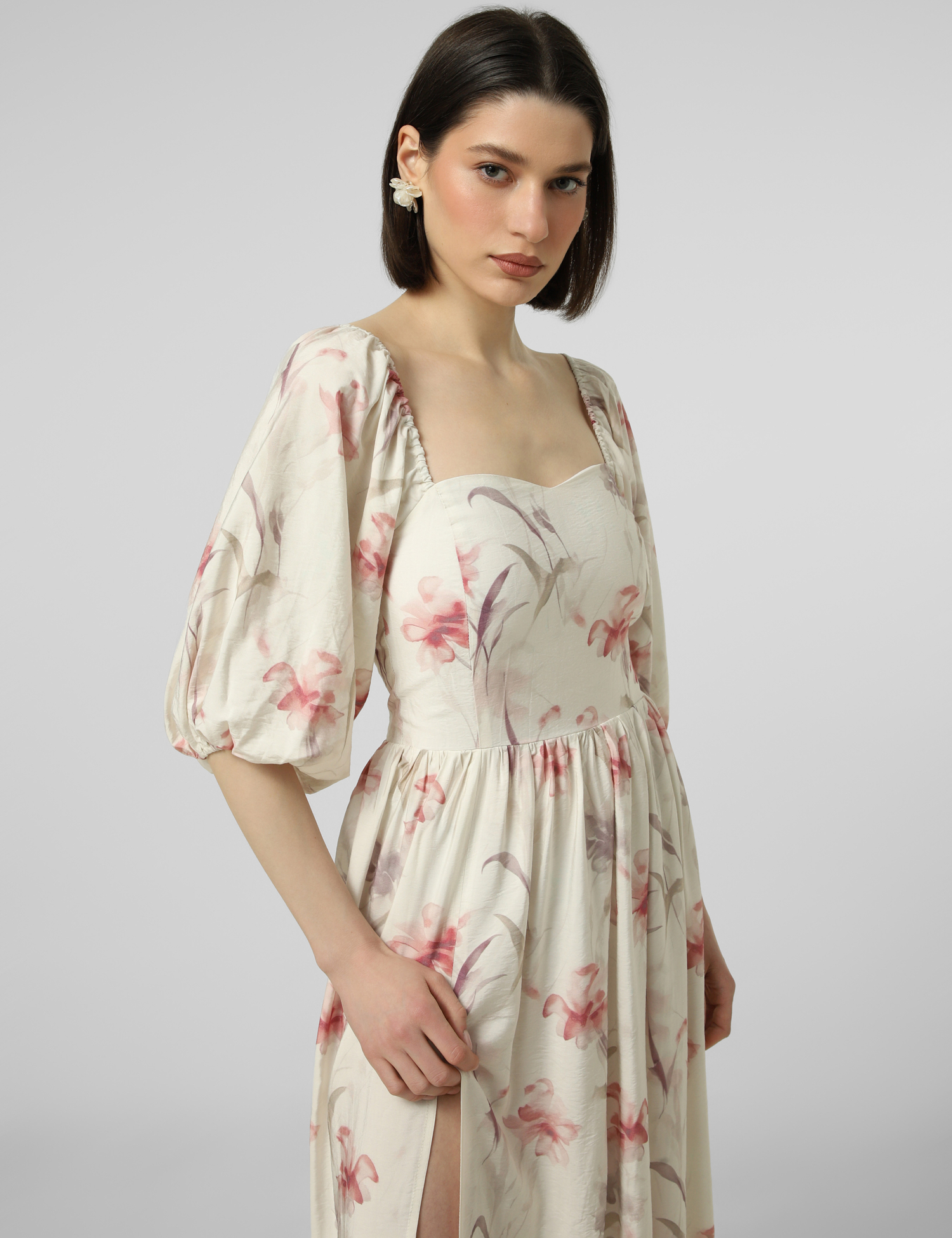 Картинка Сукня біла з квітковим принтом