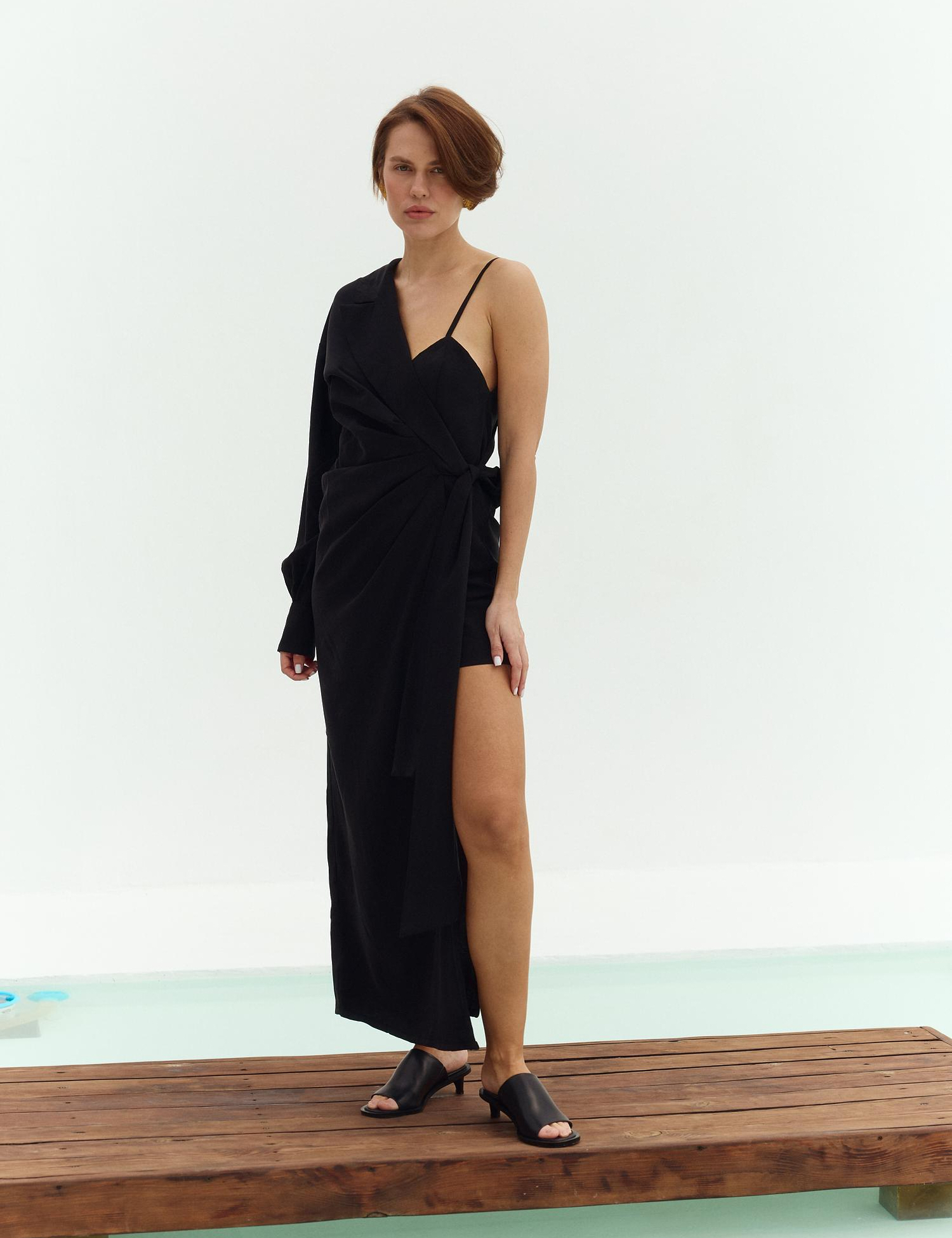 Картинка Чорний костюм з асиметричним кроєм і запахом