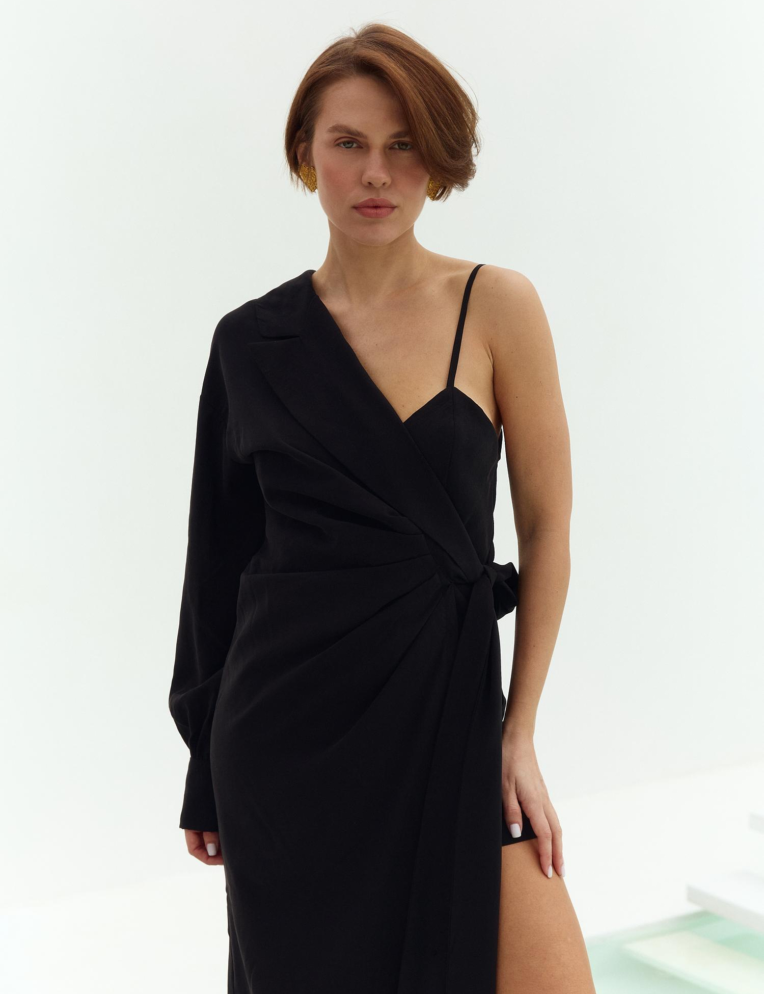 Картинка Чорний костюм з асиметричним кроєм і запахом