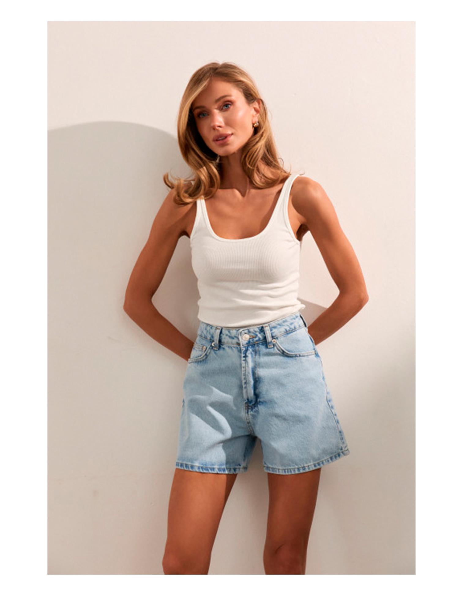 Картинка Майка на тонких бретелях біла