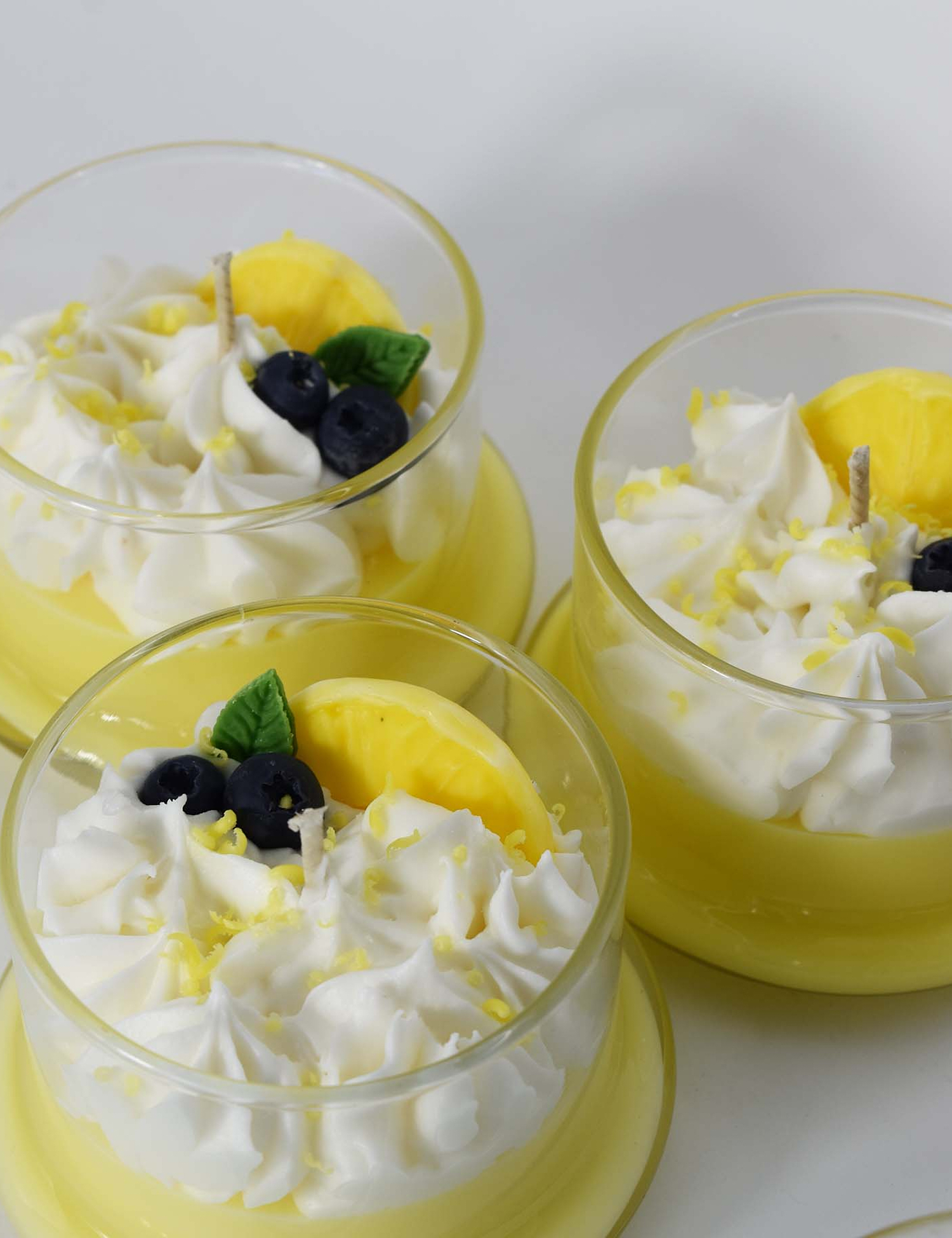 Картинка Свічка із серії Dessert glow у лимонного дисерту