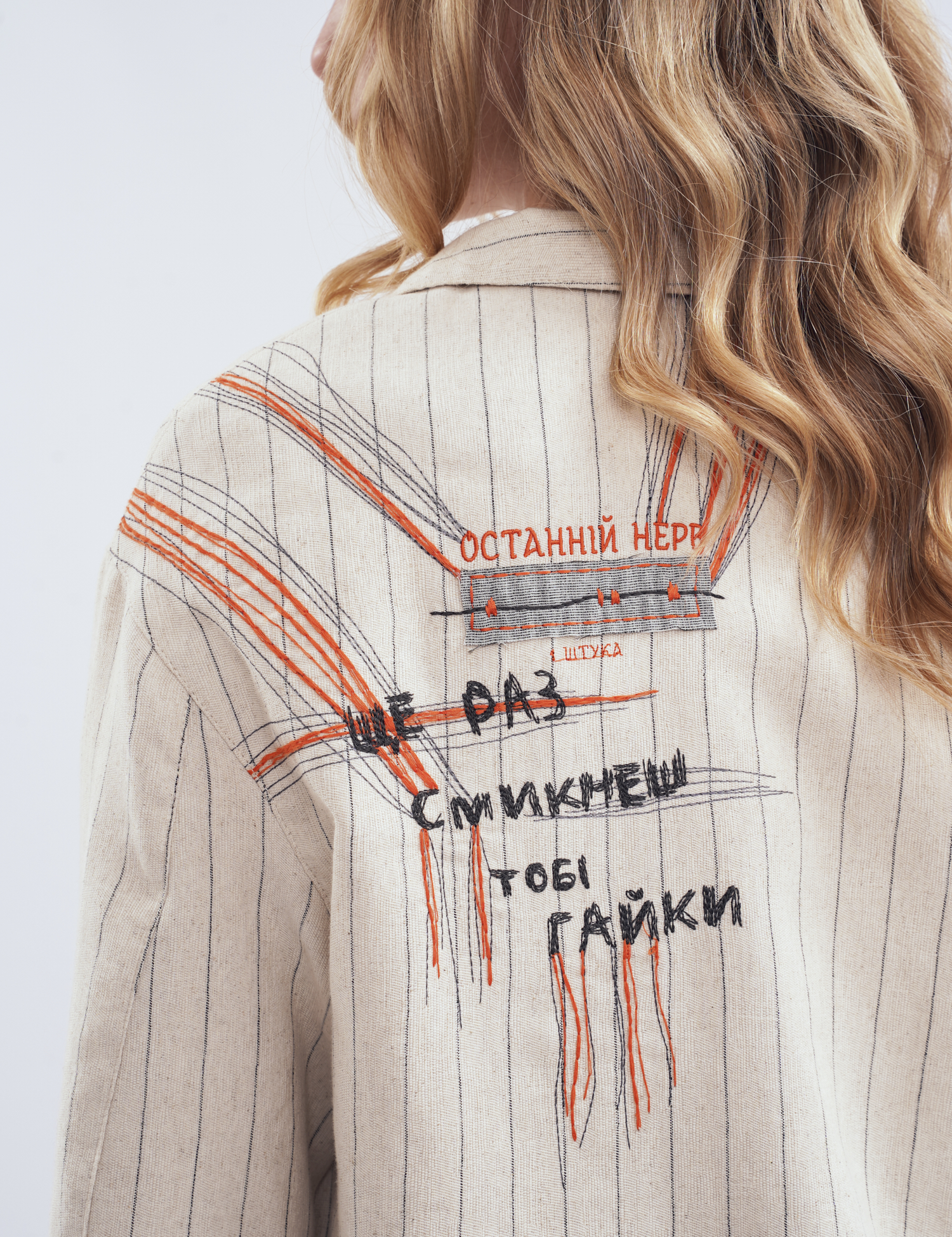 Картинка Жакет oversize з авторськими деталями бежевий в полоску